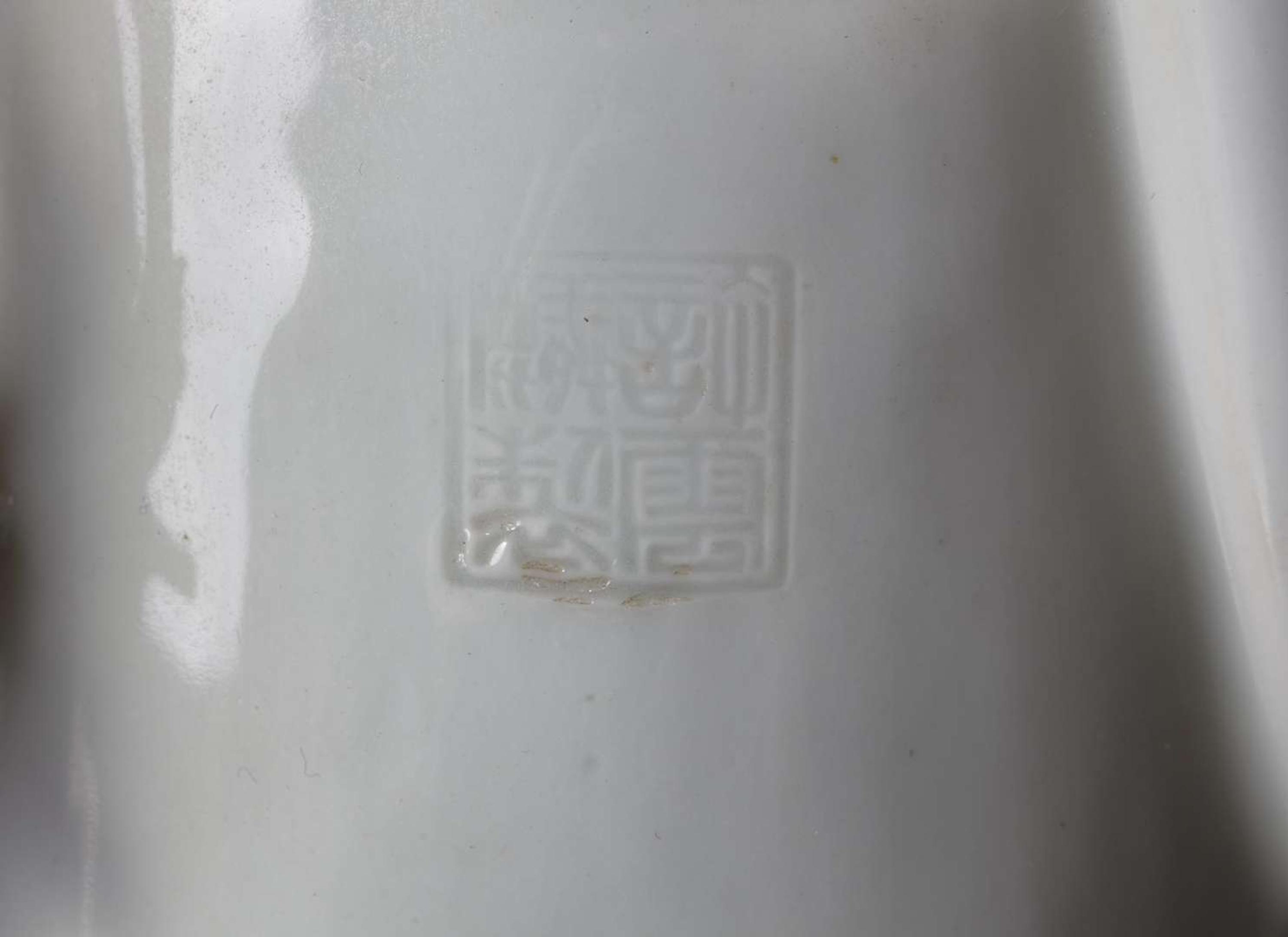 A pair of Chinese Blanc de Chine Figures of Meiren with Deer, Xu Yunlin Zhi impressed mark 德化窯仕女仙鹿瓷塑一對 許雲林製款