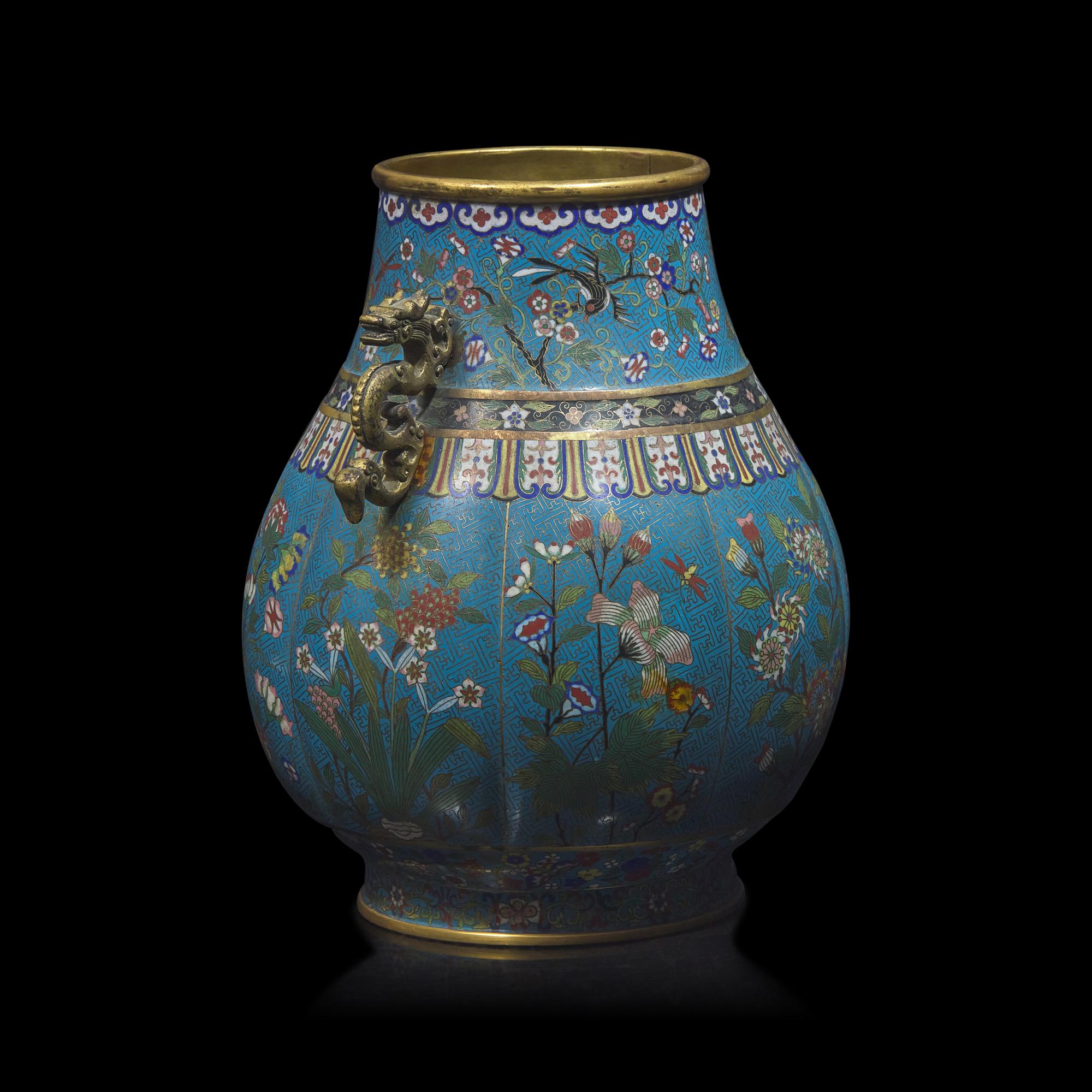A Chinese Cloisonn é Hu- Form Vase, 19th/20th Century 晚清民國 掐絲琺瑯花卉紋雙龍耳壺