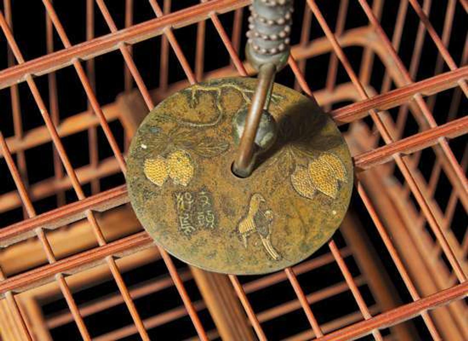 A finely executed Chinese bamboo birdcage and gold-splashed bronze hanger 精巧鳥籠及灑金銅鉤
