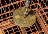 A finely executed Chinese bamboo birdcage and gold-splashed bronze hanger 精巧鳥籠及灑金銅鉤