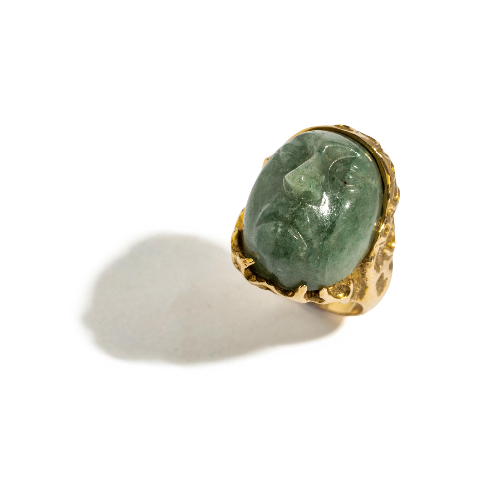 YELLOW GOLD AND CARVED JADE RING