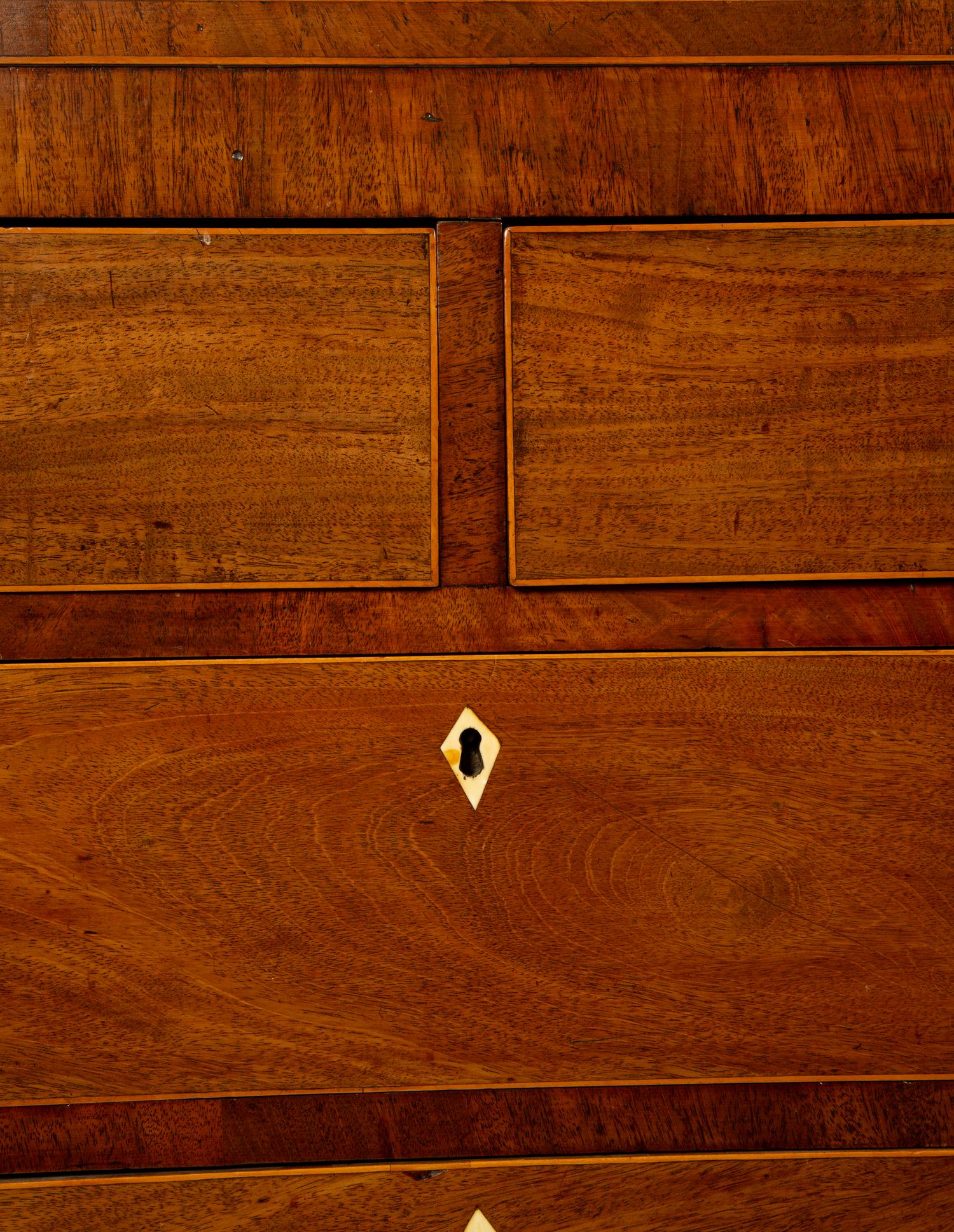 A Regency Style Walnut Chest of Drawers — 19TH CENTURY