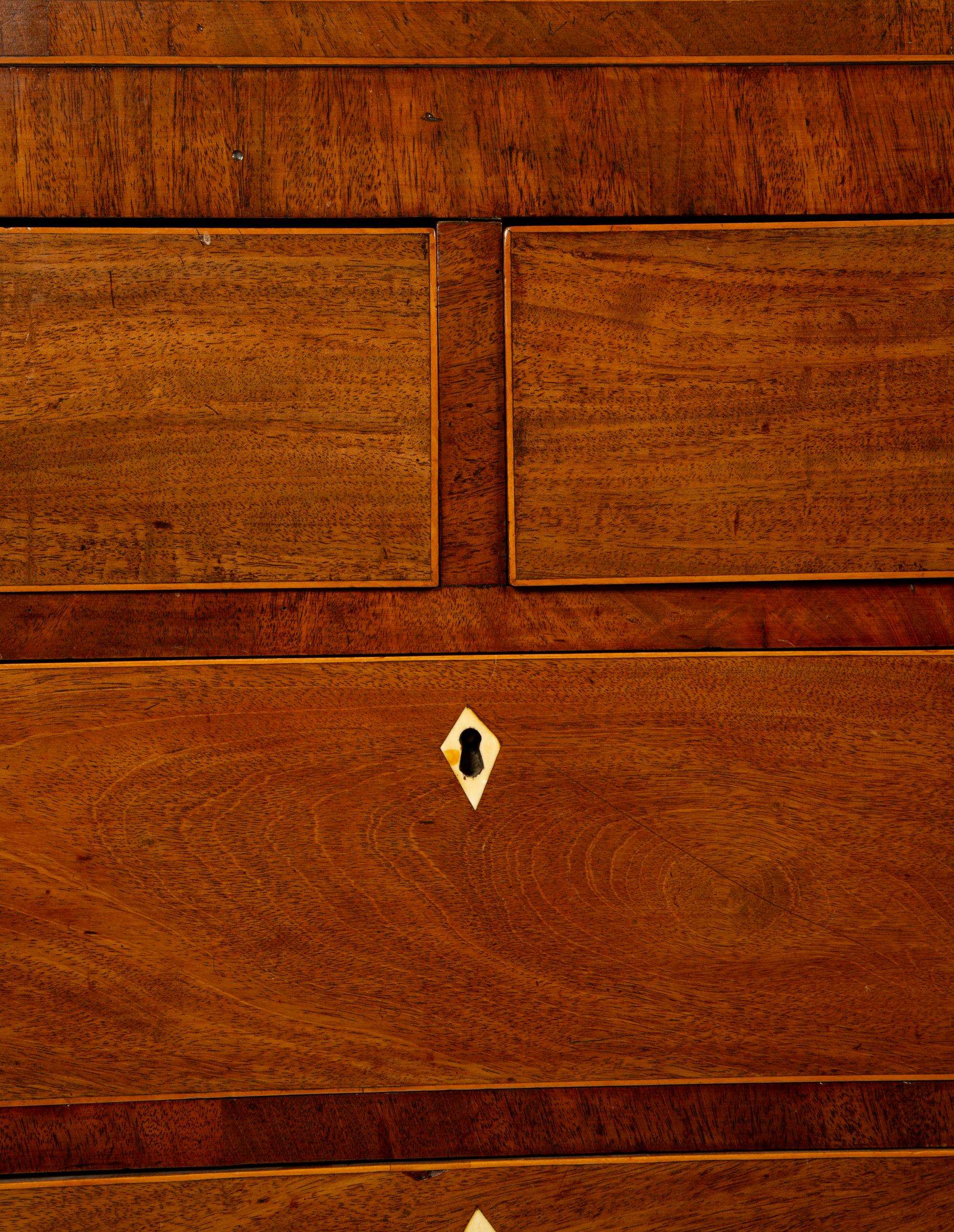 A Regency Style Walnut Chest of Drawers — 19TH CENTURY