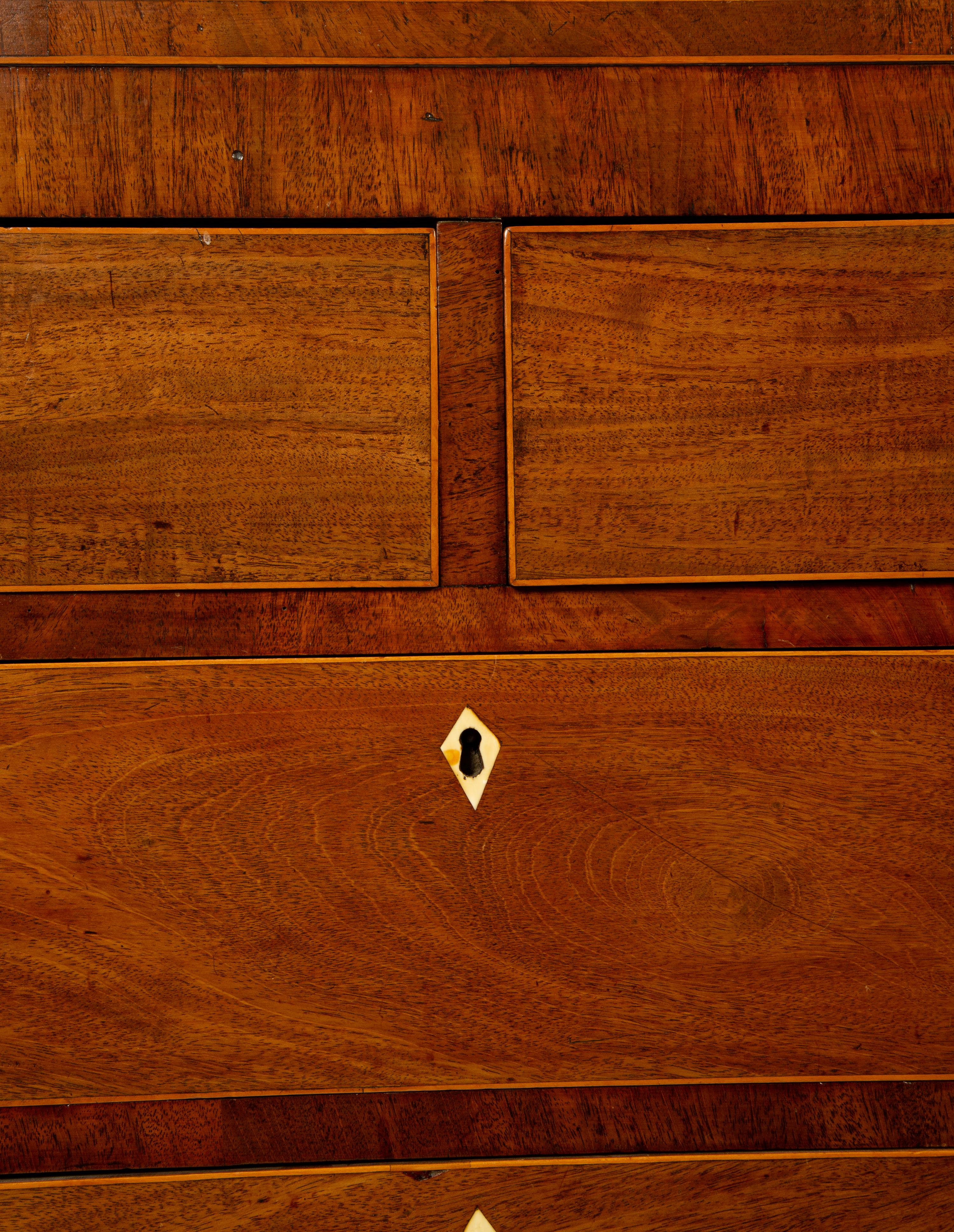 A Regency Style Walnut Chest of Drawers — 19TH CENTURY