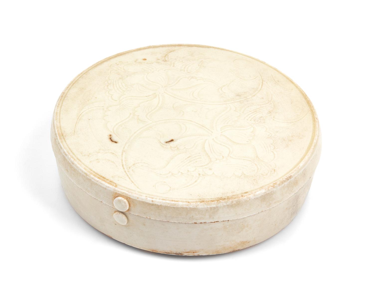 A Dingyao White Glazed Porcelain Covered Box Diameter 4 1/2 inches. — PROBABLY SONG DYNASTY (906-1279)