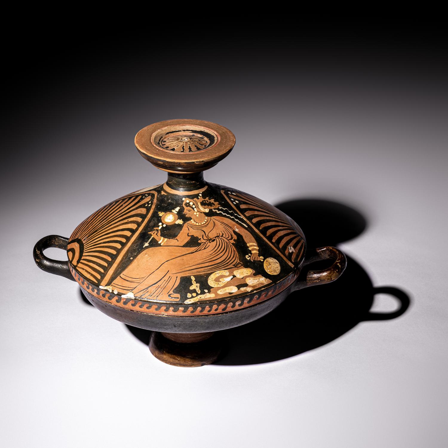 An Apulian Red-Figured Lekanis