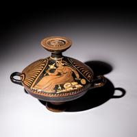 An Apulian Red-Figured Lekanis