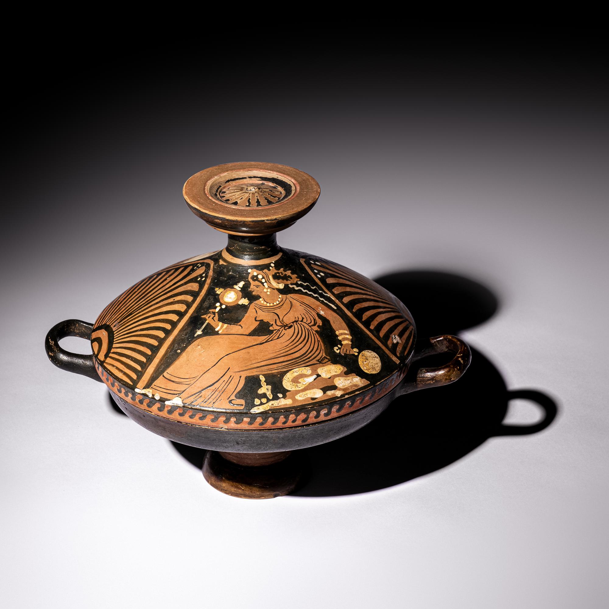 An Apulian Red-Figured Lekanis