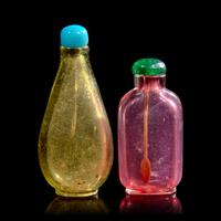 Two Chinese Glass Snuff Bottles 料器鼻烟壺兩支