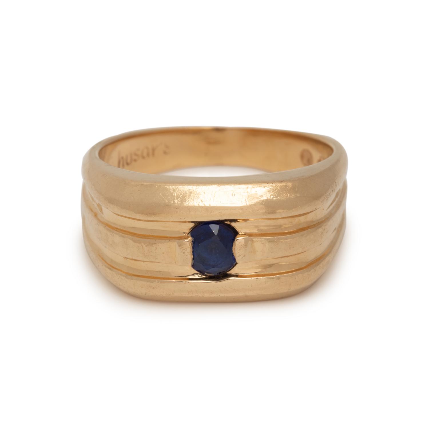 YELLOW GOLD AND TREATED SAPPHIRE RING