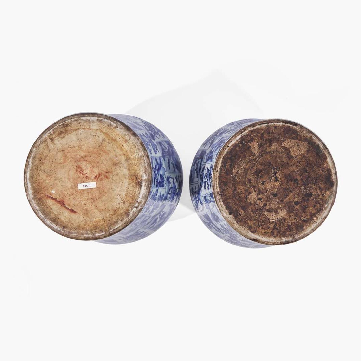 A pair of large Chinese blue and white porcelain jars and covers 青花帶蓋大罐一對 Kangxi period ? ??