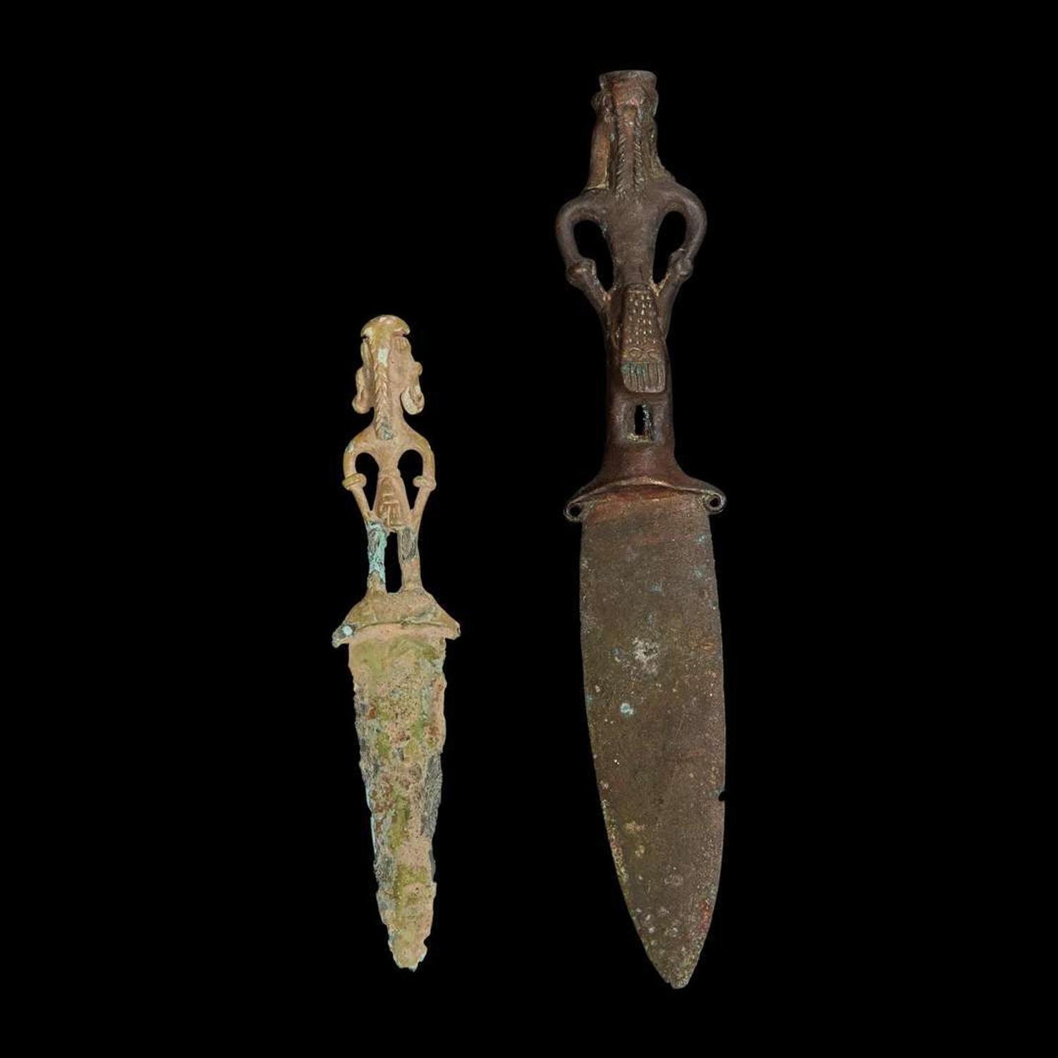 Two Vietnamese bronze daggers 越南青銅匕首兩把 Dong Son Culture, circa 500 BC ?? ????500?