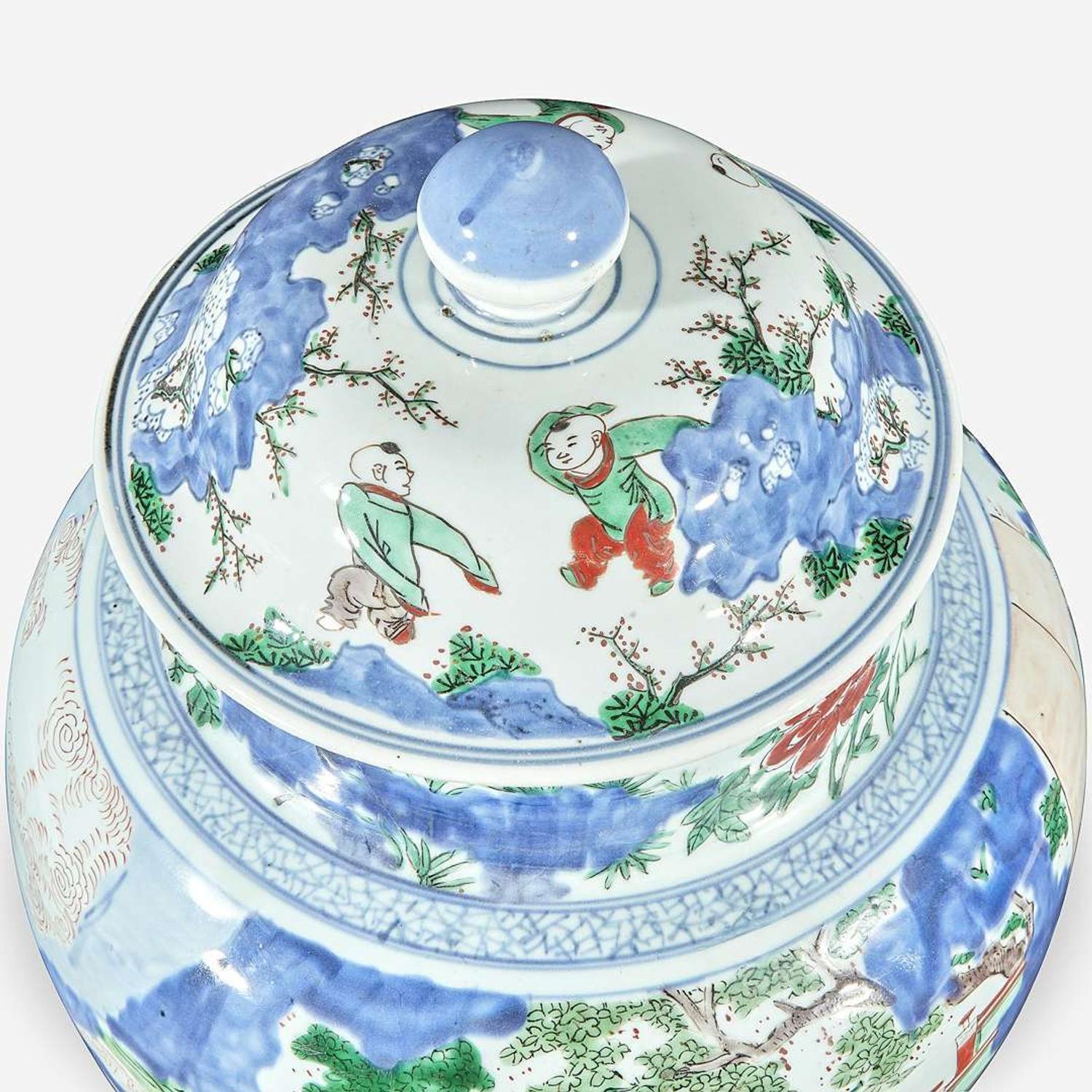 A Chinese wucai-decorated porcelain large jar and cover