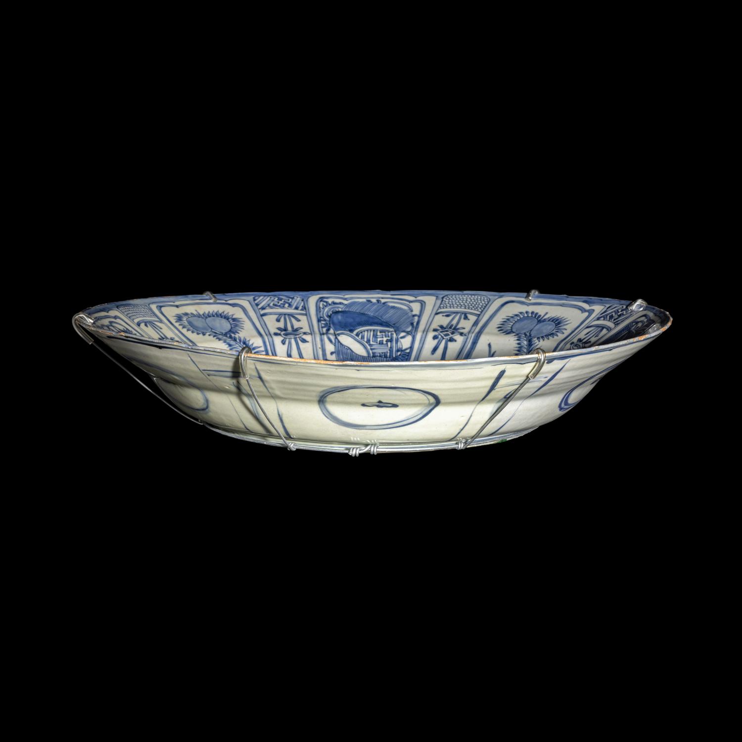 A Large Chinese Export Blue and White 'Kraak' Porcelain Charger, Ming Dynasty 明 外銷青花花鳥圖克拉克式大盤