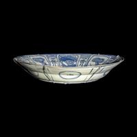 A Large Chinese Export Blue and White 'Kraak' Porcelain Charger, Ming Dynasty 明 外銷青花花鳥圖克拉克式大盤