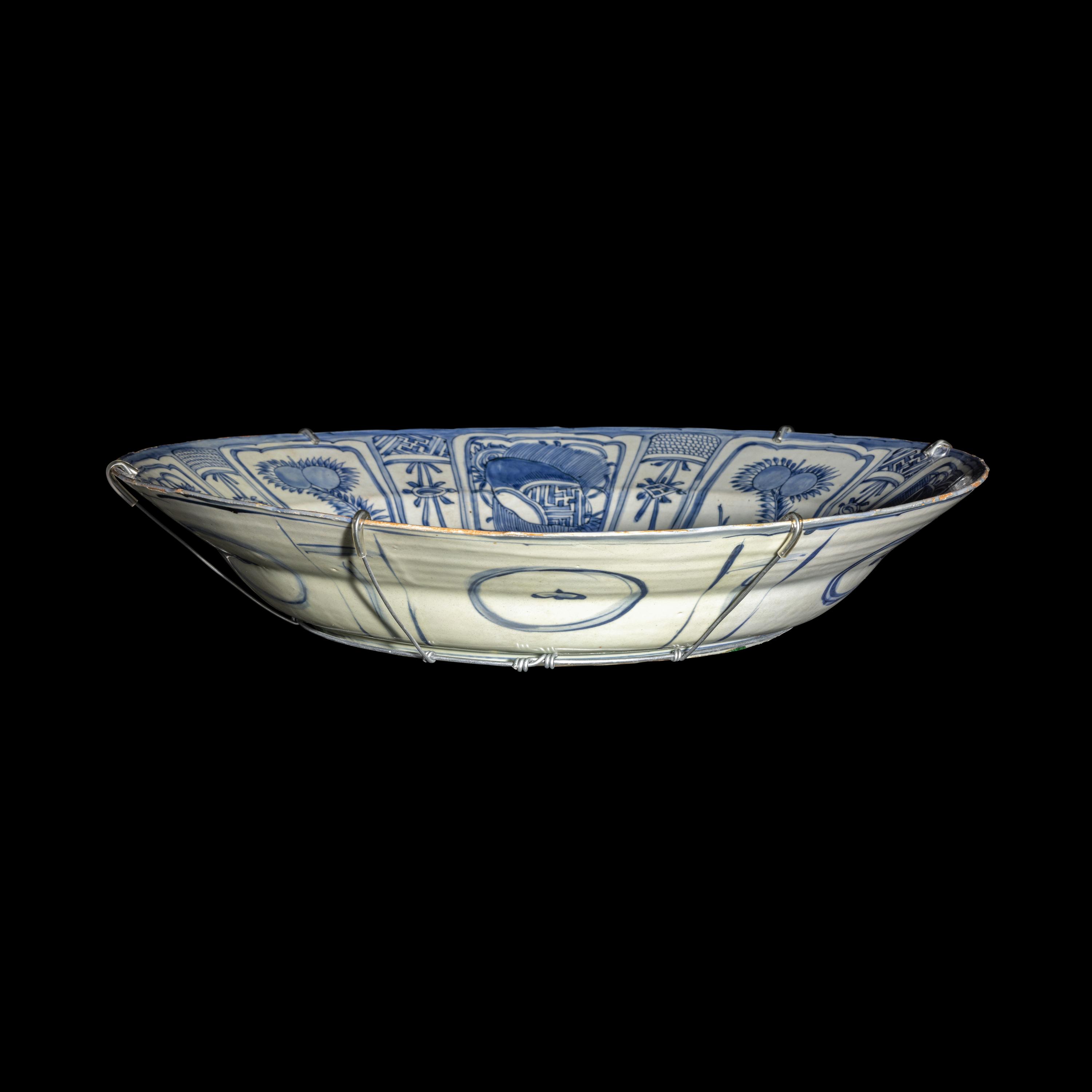 A Large Chinese Export Blue and White 'Kraak' Porcelain Charger, Ming Dynasty 明 外銷青花花鳥圖克拉克式大盤