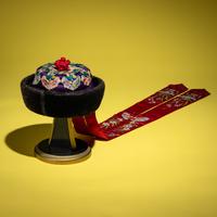 An Embroidered Silk Manchu Noblewoman's Winter Hat, Kunqiumao , 19th Century — 清晚期 紫頂蓋花鑲珠后妃坤秋帽