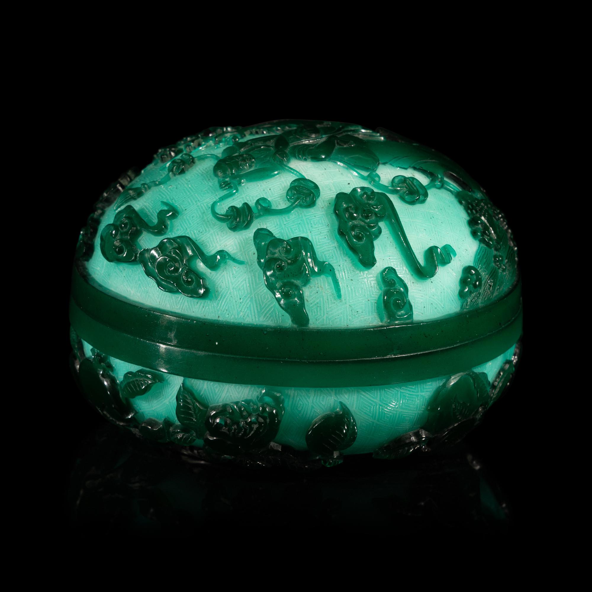 A Chinese Green Overlay Opaque Peking Glass Box and Cover — 涅白地套墨綠料劉海戯金蟾蓋盒