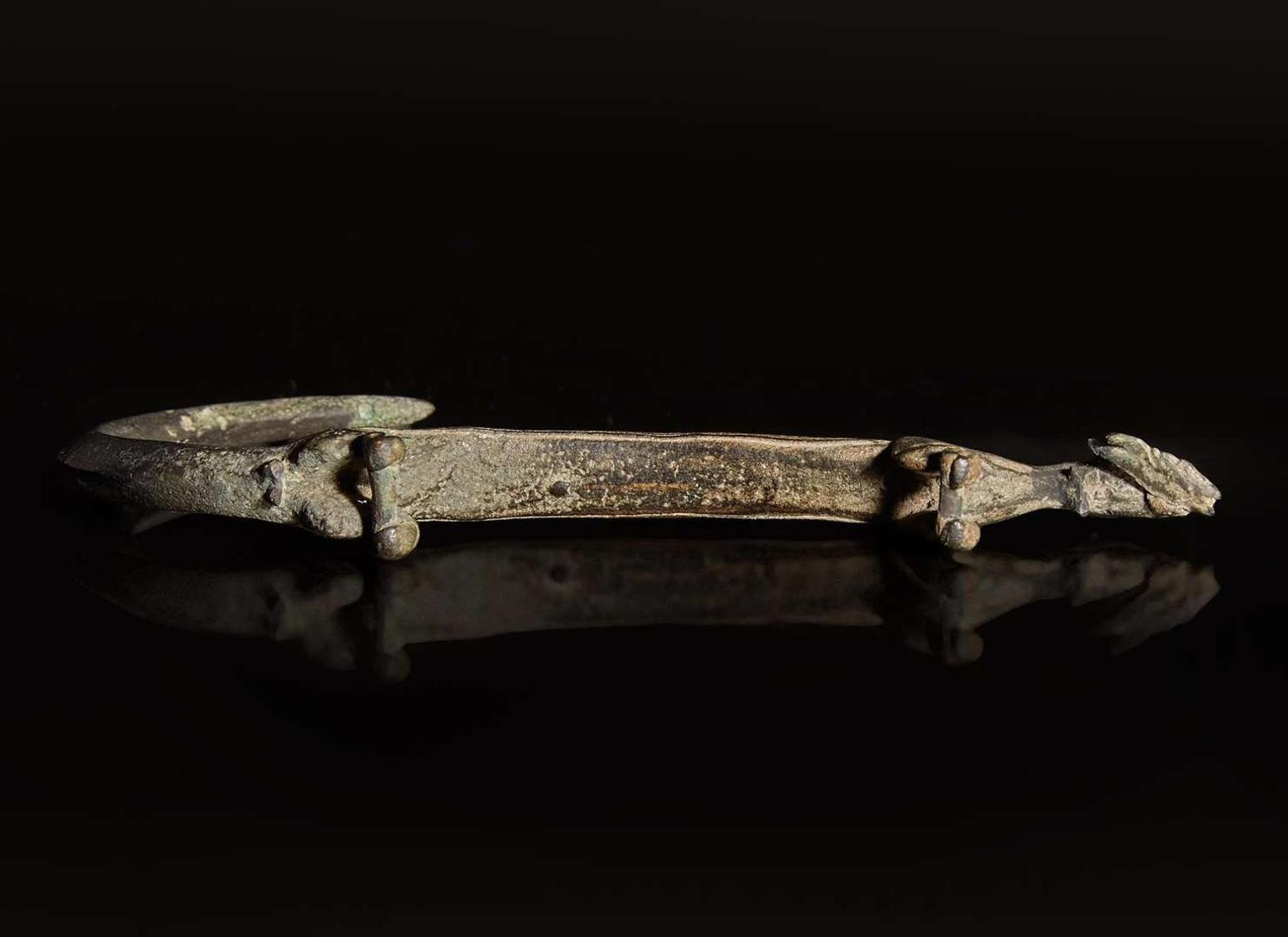 A rare Vietnamese bronze zoomorphic creature, Dong Son Culture, circa 500 BC 越南動物型青銅鉤 東山文化 約公元前500 年