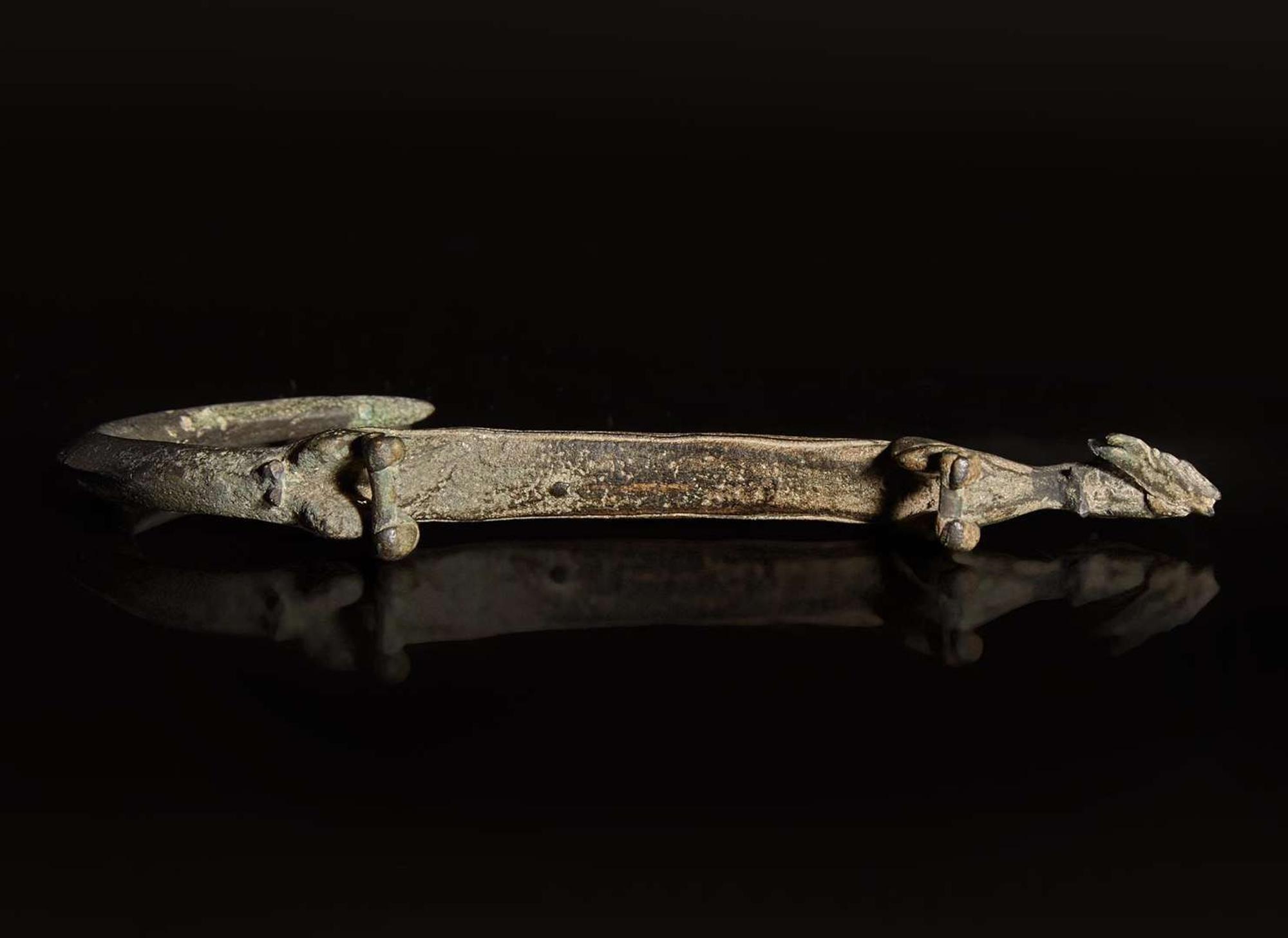 A rare Vietnamese bronze zoomorphic creature, Dong Son Culture, circa 500 BC 越南動物型青銅鉤 東山文化 約公元前500 年