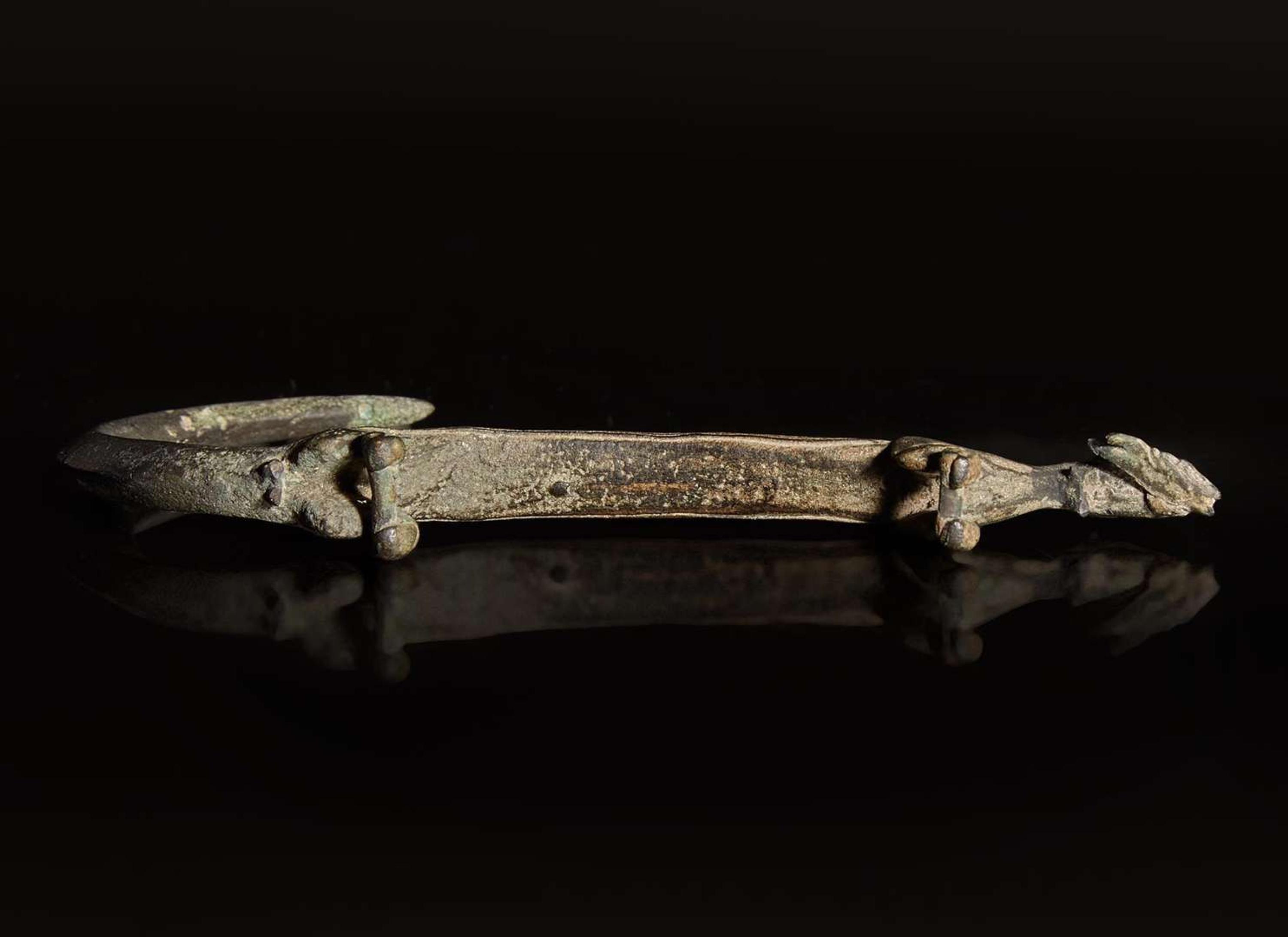 A rare Vietnamese bronze zoomorphic creature, Dong Son Culture, circa 500 BC 越南動物型青銅鉤 東山文化 約公元前500 年