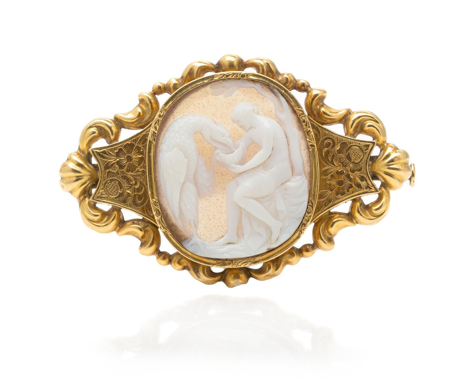 A Victorian Yellow Gold and Agate Cameo Brooch, Mid 19th Century, 6.70 dwts.