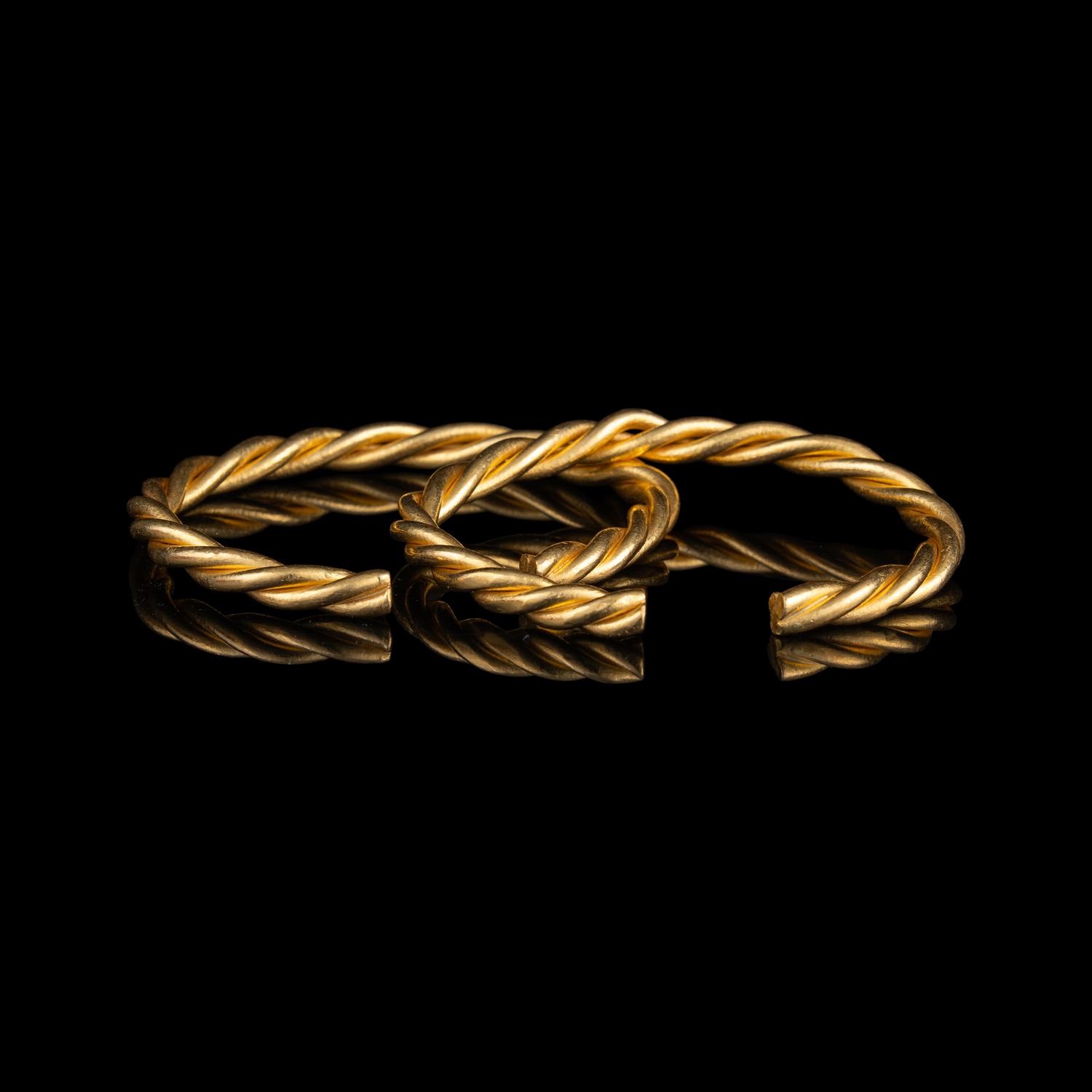 A Pair of Chinese Twisted Gold Bracelets, Qianzhuo, 19th Century or Later 清或更晚 金紐絲鉗鐲一對