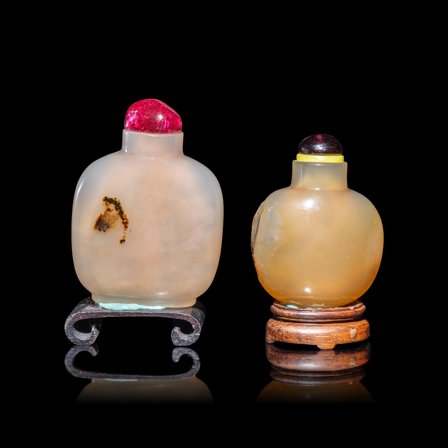 Two Chinese Carved Agate Snuff Bottles, 19th Century 清晚期 瑪瑙巧雕鼻烟壺兩支