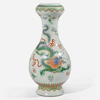 A Chinese famille verte decorated "Dragon and Phoenix vase" 素三彩龍鳳紋瓶
