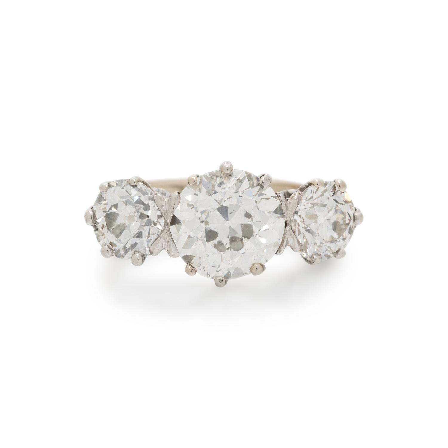 DIAMOND AND WHITE GOLD RING