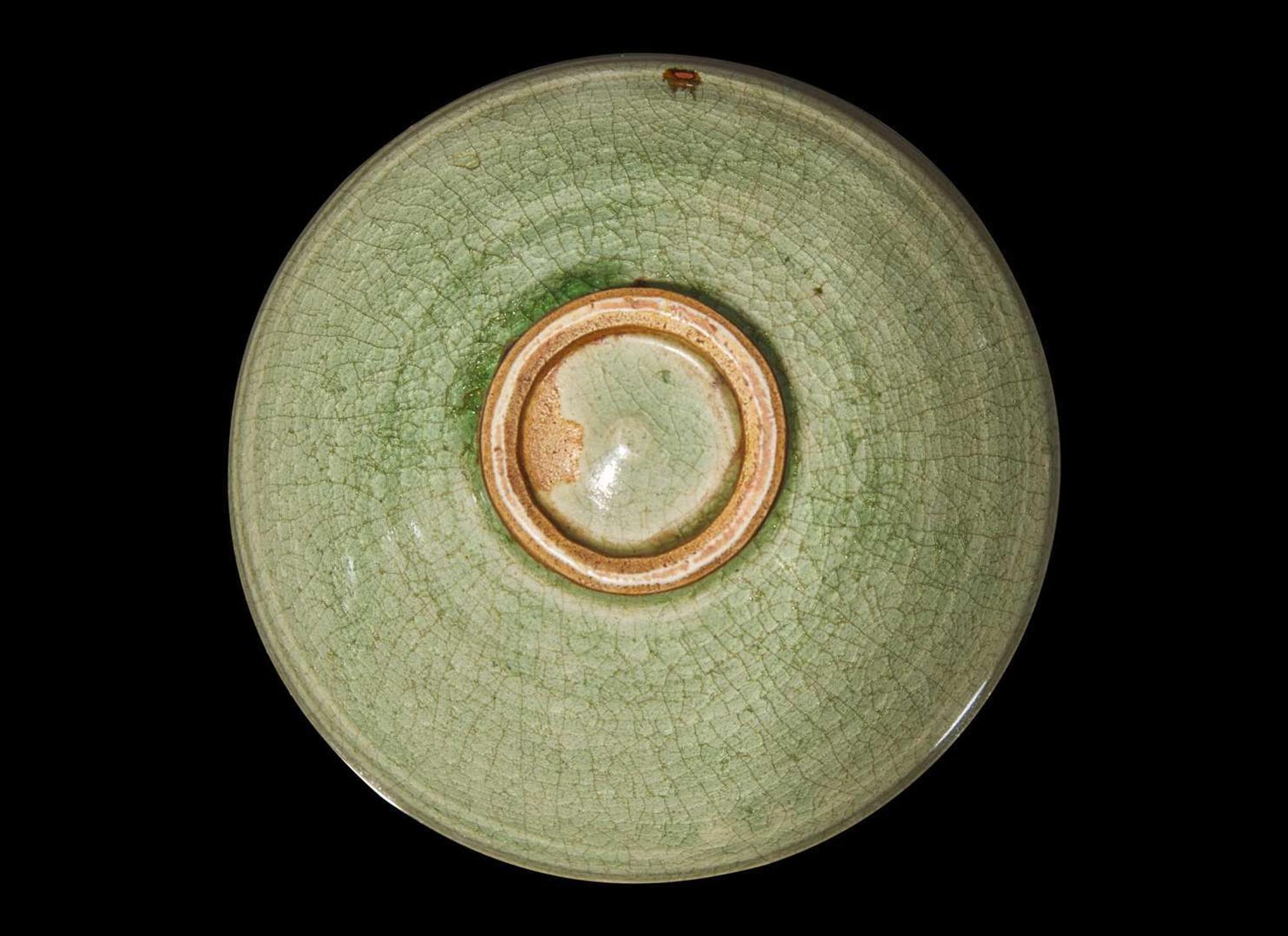 A celadon-glazed bowl 青釉盌