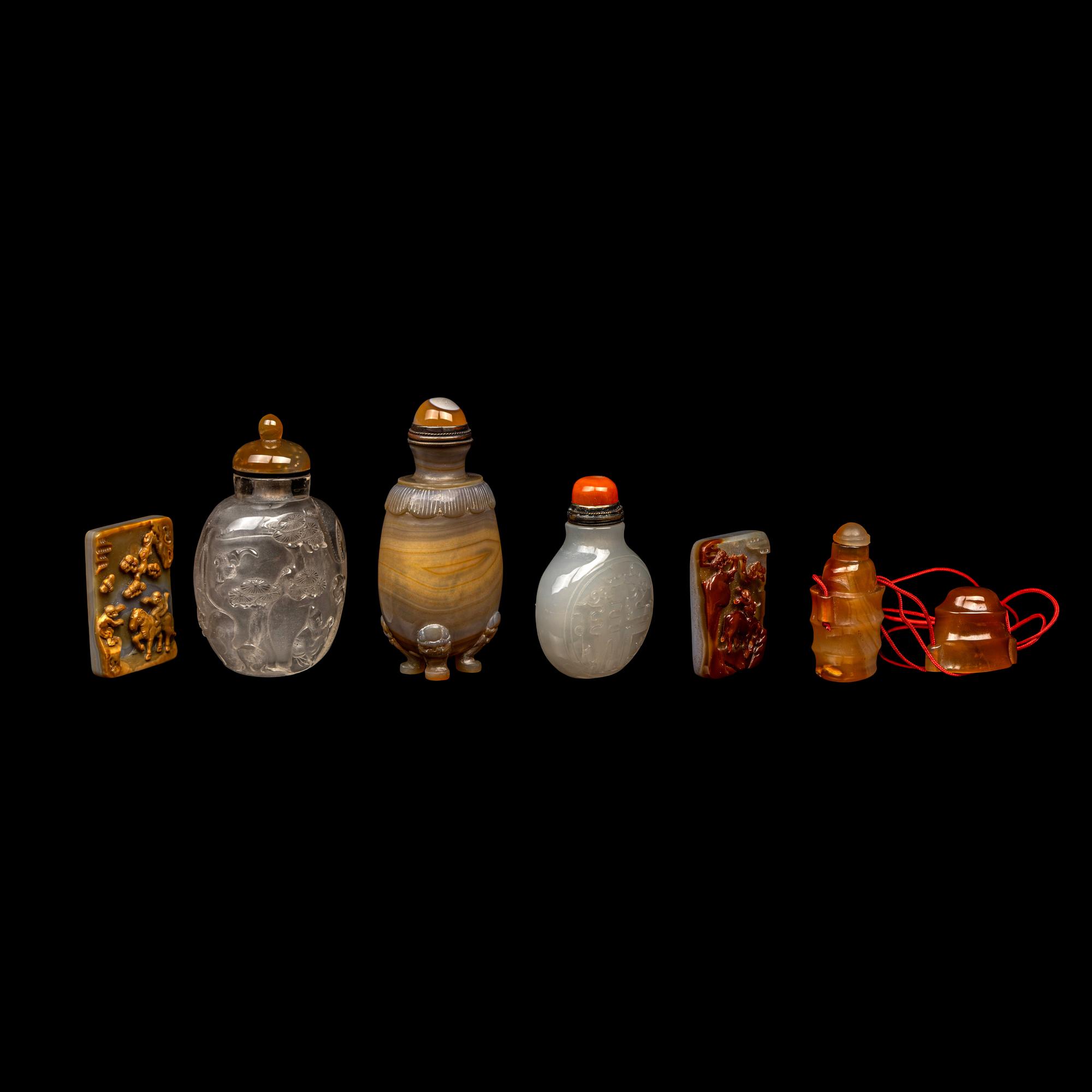 Four Chinese Snuff Bottles and Two Plaques 瑪瑙鼻烟壺、牌子一組六件