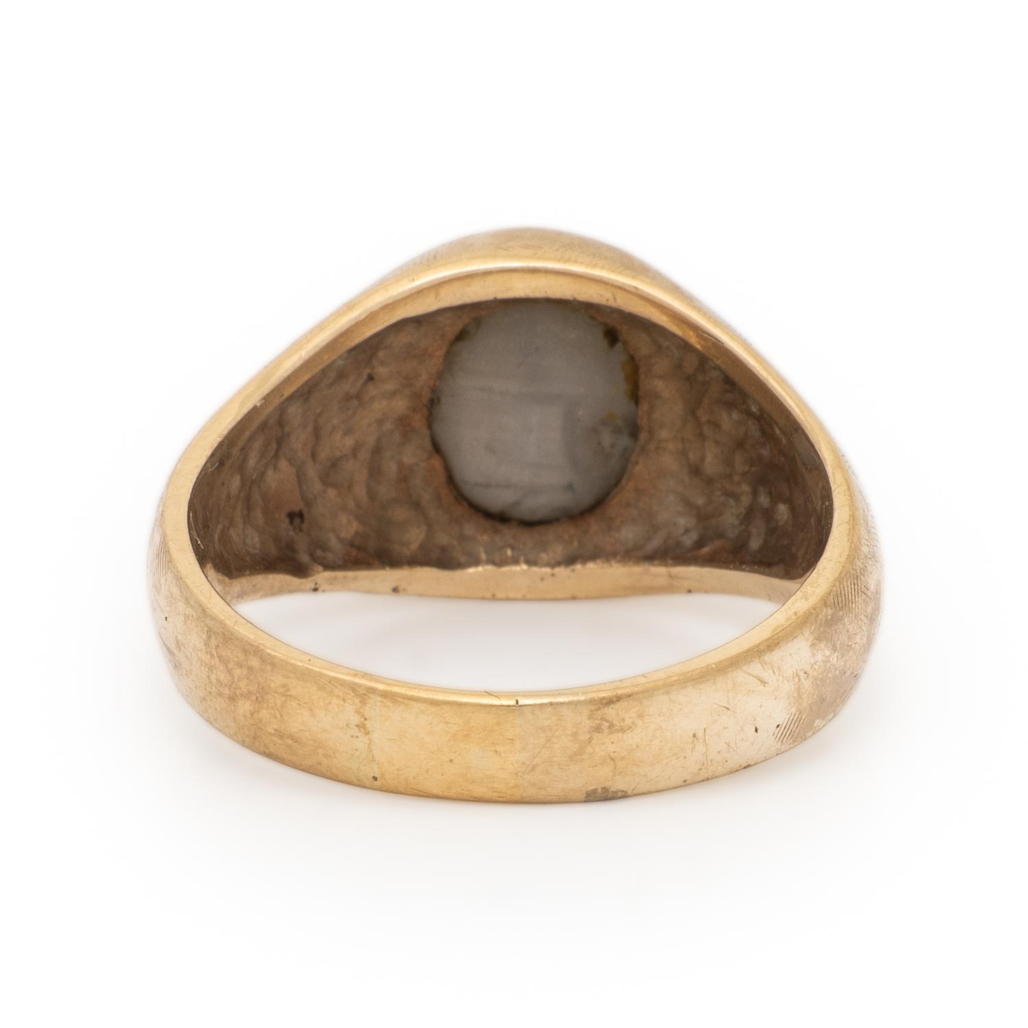 STAR SAPPHIRE AND YELLOW GOLD RING