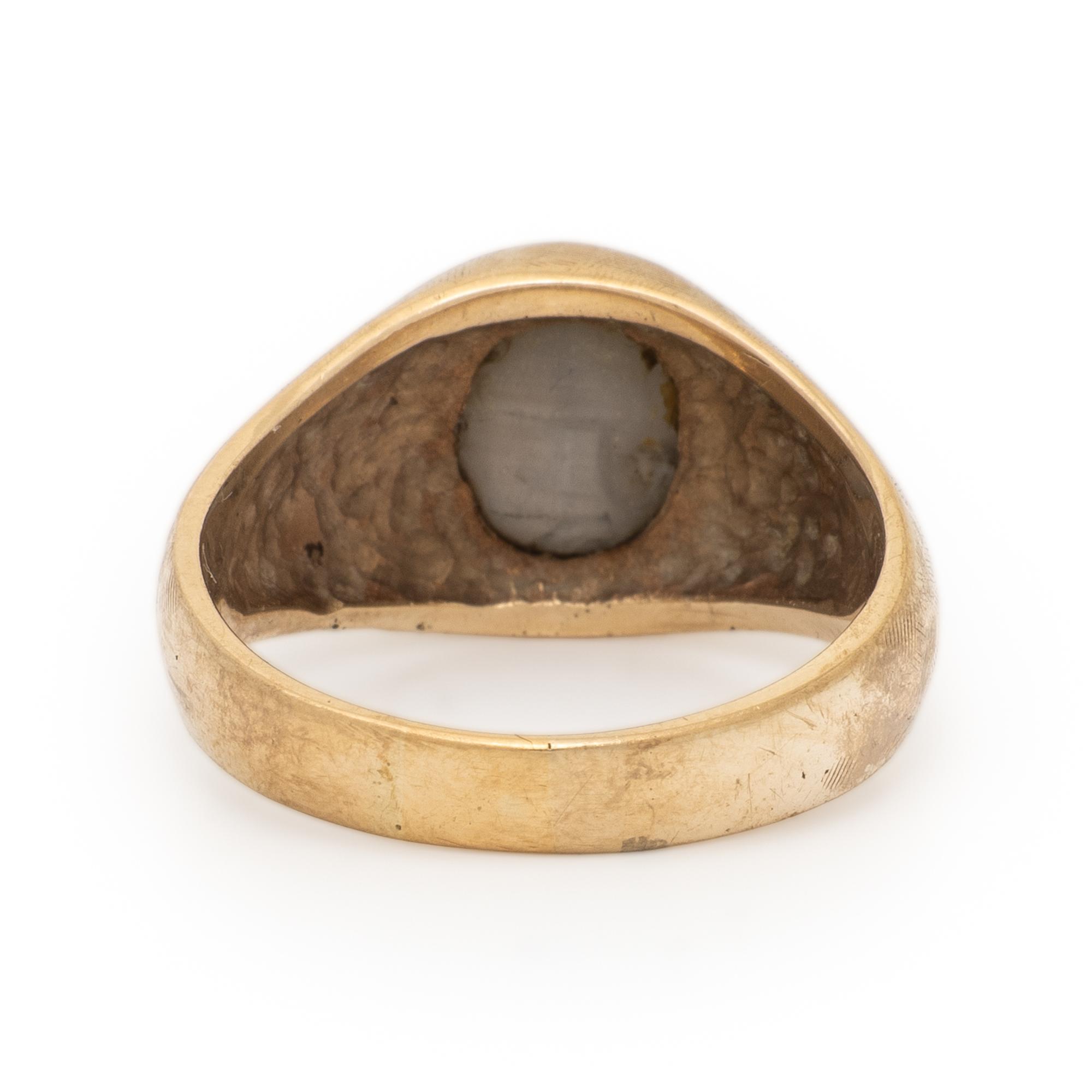 STAR SAPPHIRE AND YELLOW GOLD RING