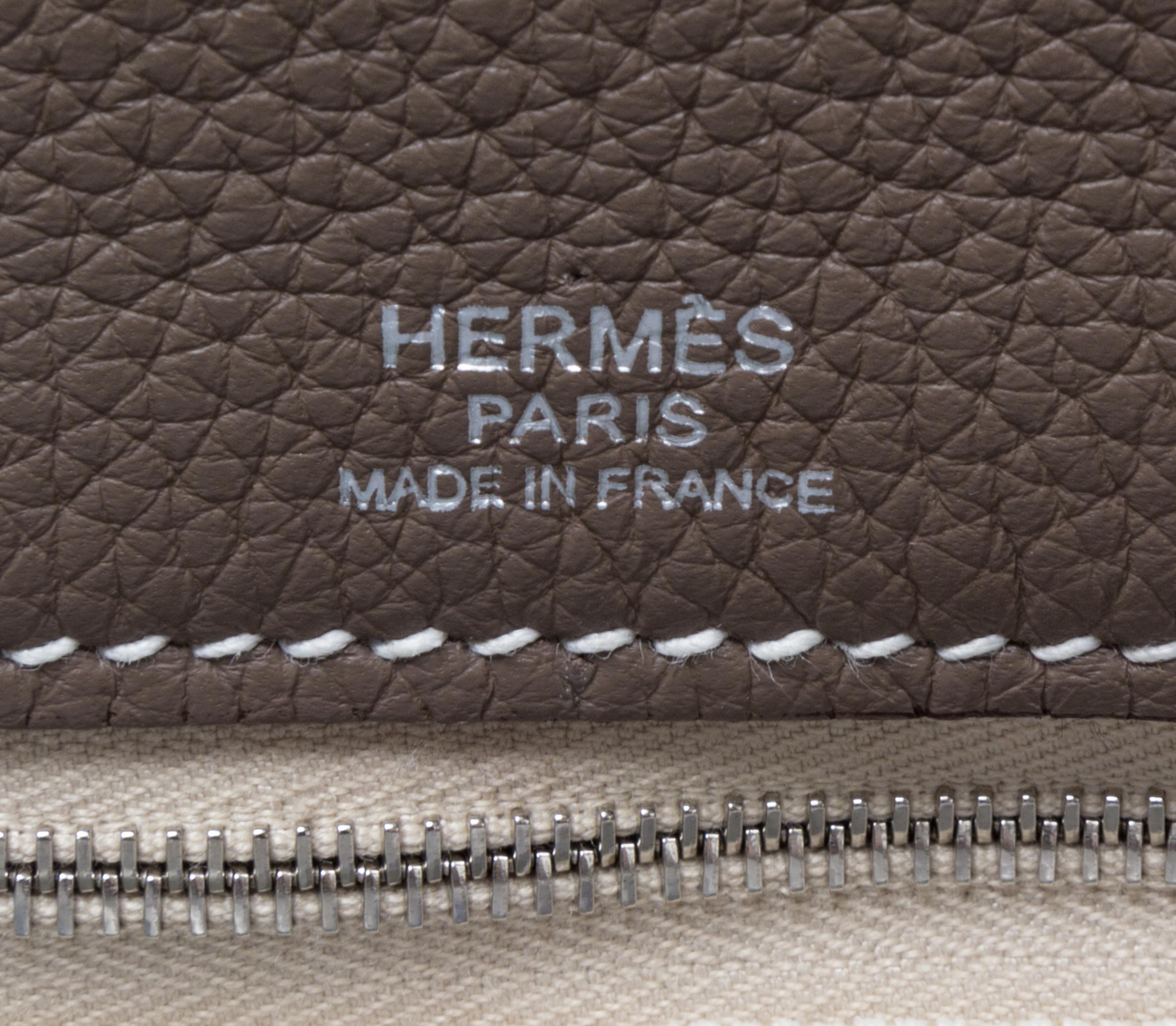 An Hermes Etoupe Leather Thar Travel Bag. 21.5" x 18" x 10".