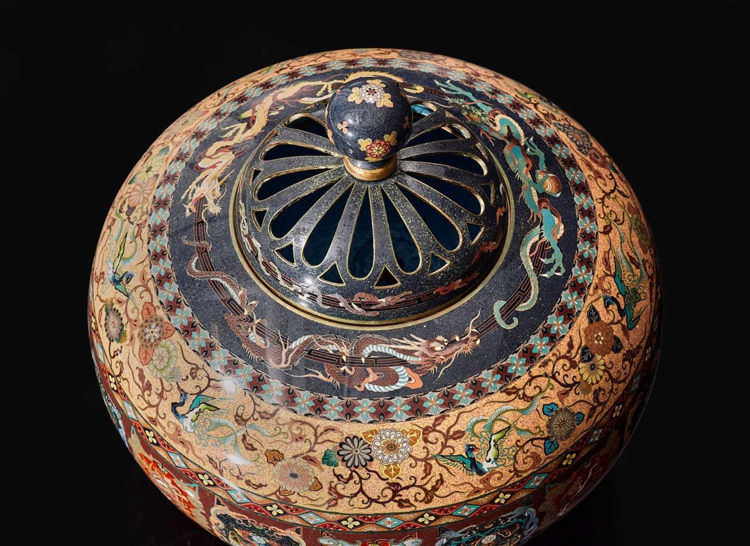 A large Japanese cloisonné koro and cover, Meiji period 日本琺瑯蓋罐 明治