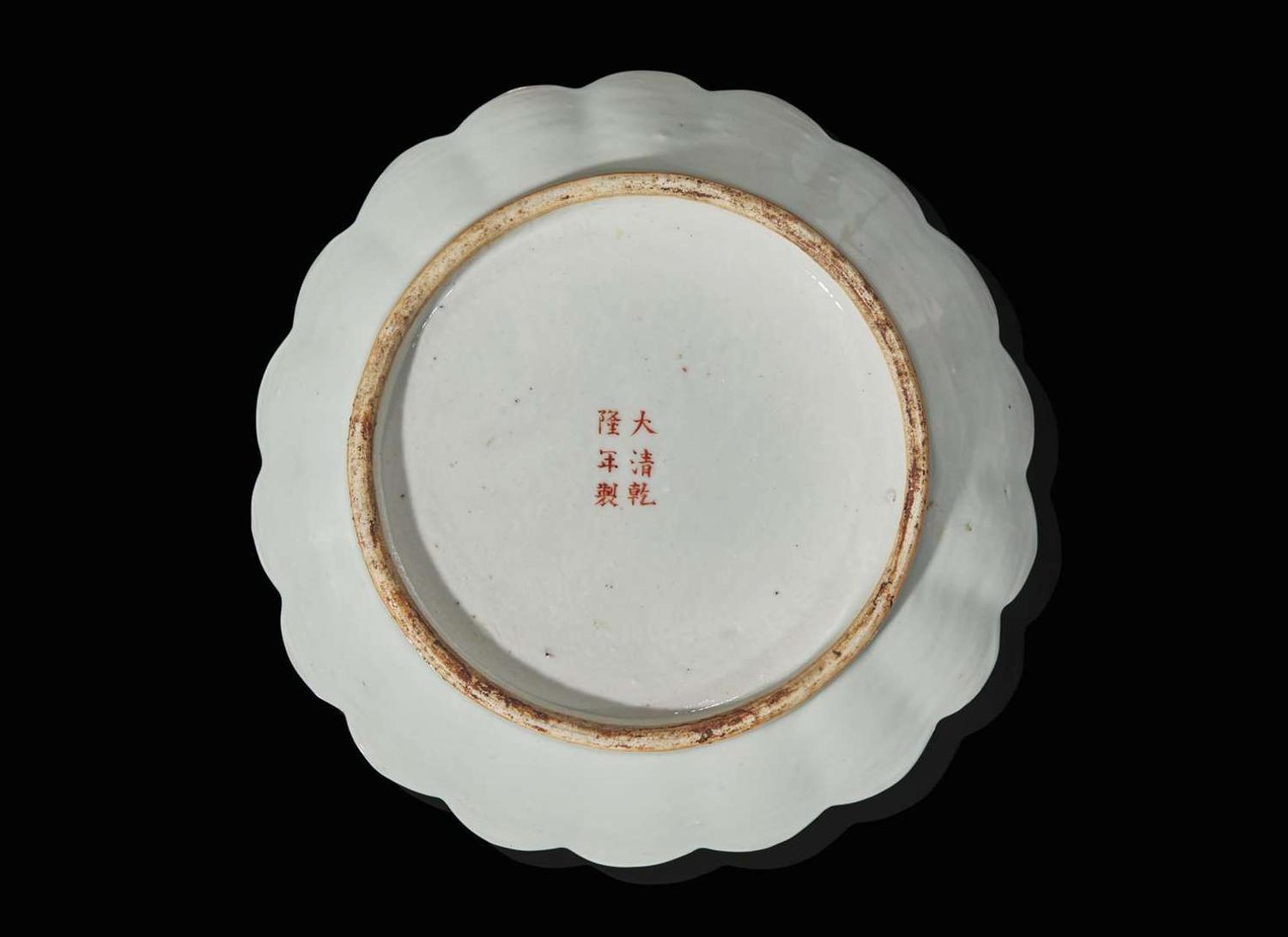Three various Chinese "Lotus" dishes and a baluster vase, 18th to 20th century 蓮花盤三隻與棒槌瓶一組 十八至二十世紀
