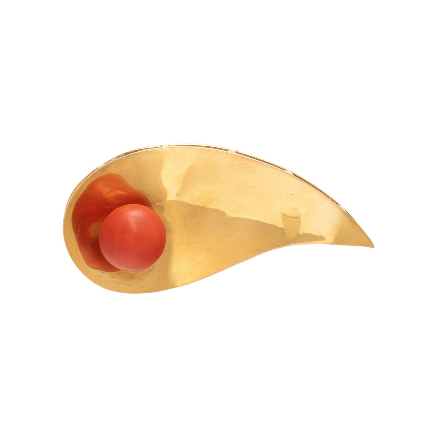 YELLOW GOLD AND CORAL BROOCH