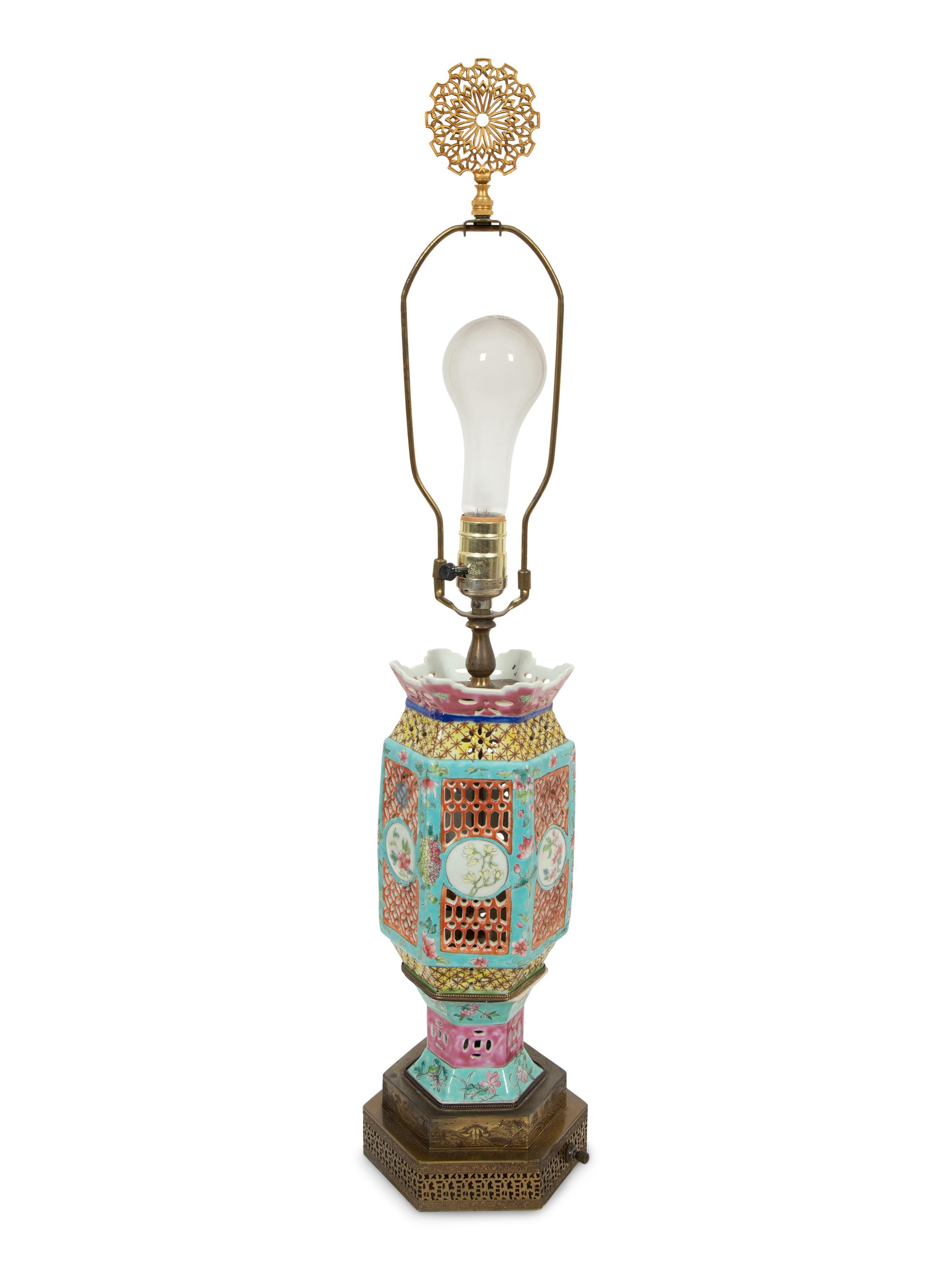 A Chinese Export Porcelain Table Lamp