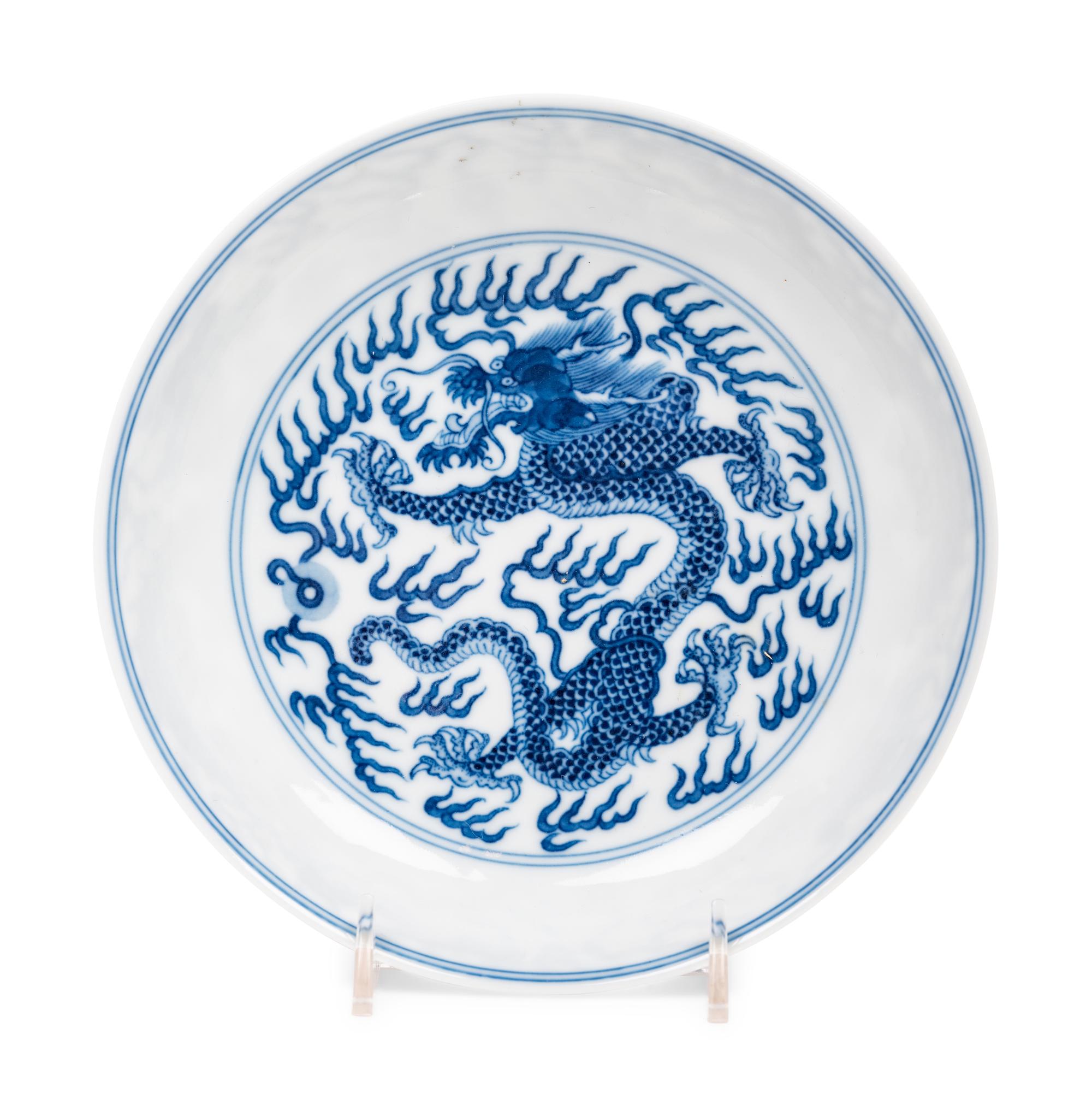 A Blue and White Porcelain 'Dragon' Plate