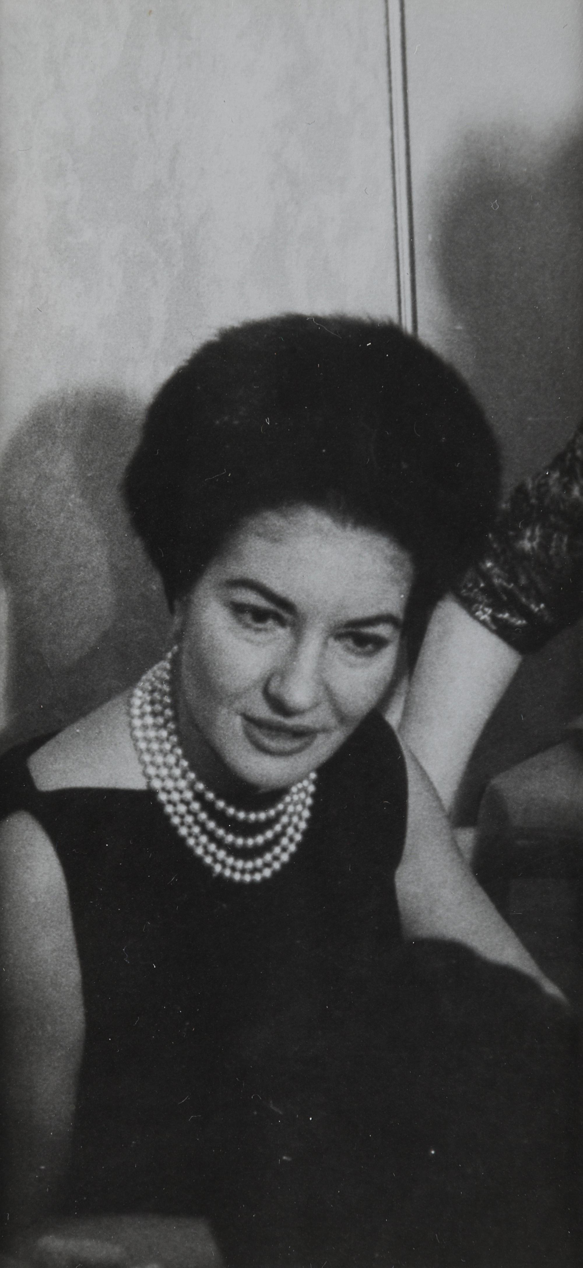 CALLAS, Maria (1923-1977). Autograph note signed (“Maria Meneghini Callas”), to Alda Girouset. N.p., 1954. 1 page, oblong 8vo, 142 x 210 mm, on an autograph book sheet, matted and framed with 3 photographic portraits of Callas, including one after an image by Cecil Beaton.