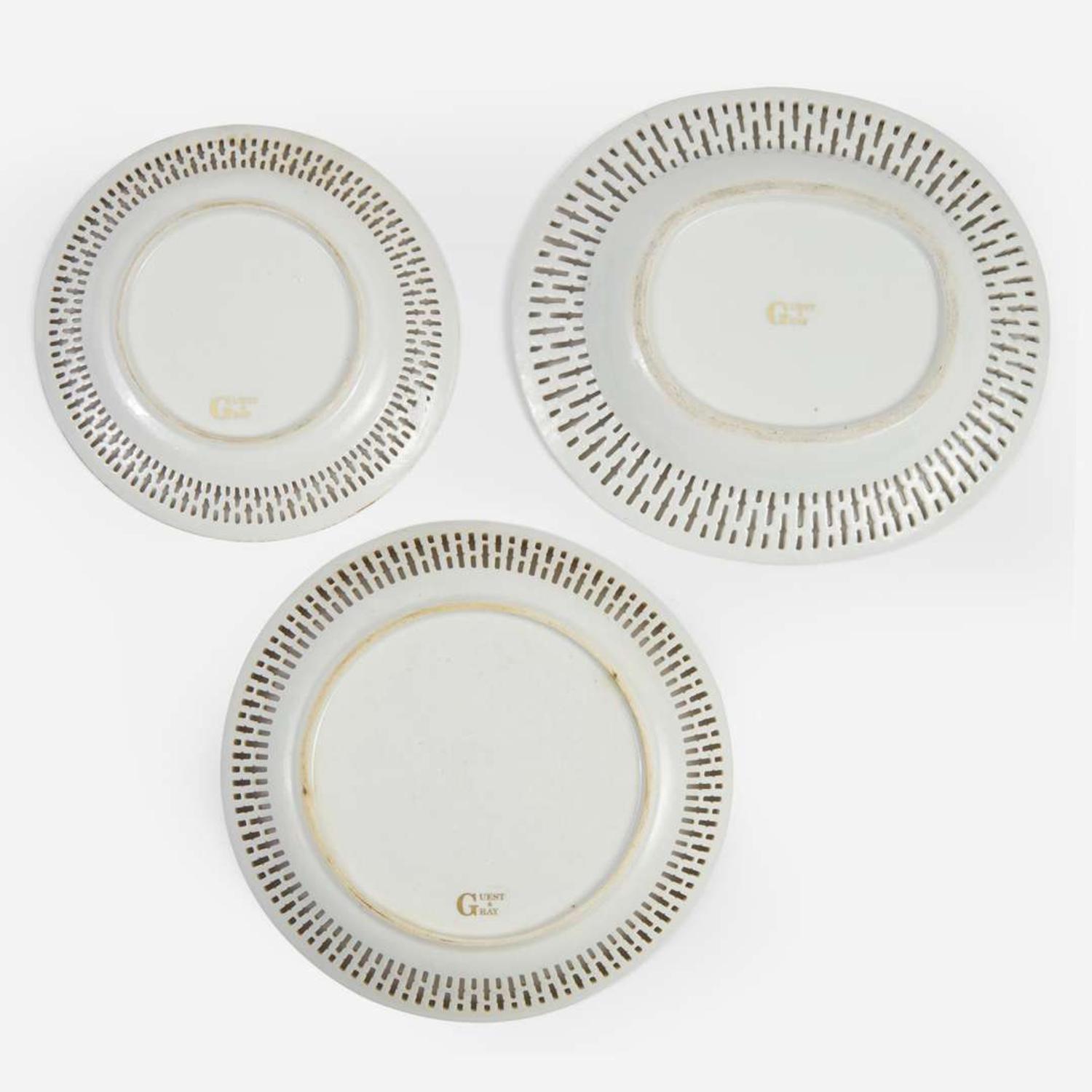 Three finely-decorated “Rockefeller” pattern Chinese export porcelain bowls and dishes 出口瓷一组三件 Circa ? 1805