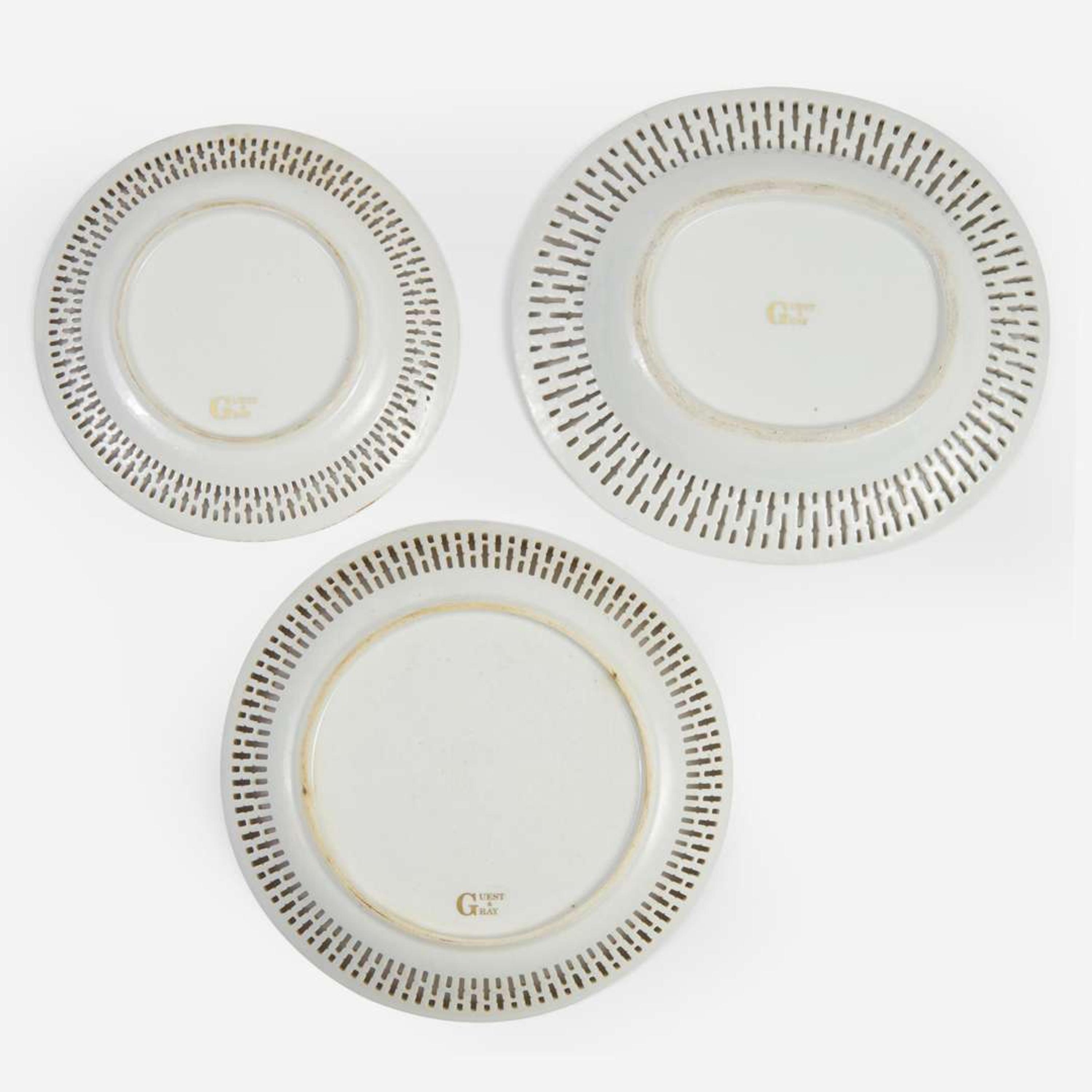 Three finely-decorated “Rockefeller” pattern Chinese export porcelain bowls and dishes 出口瓷一组三件 Circa ? 1805