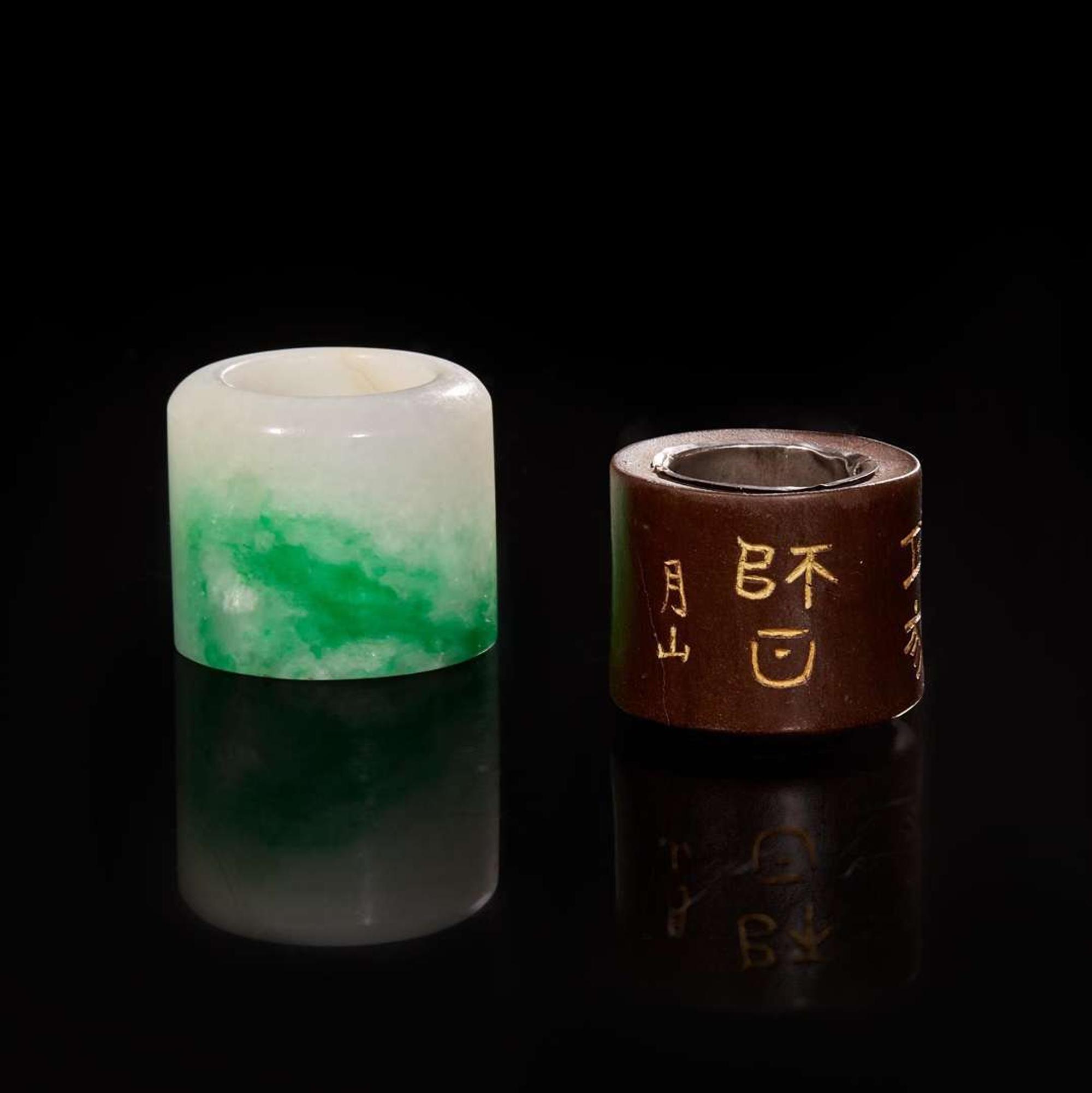 A Chinese jadeite and a wood archer's ring 翡翠及木質扳指各一枚 18th/19th Century ???????