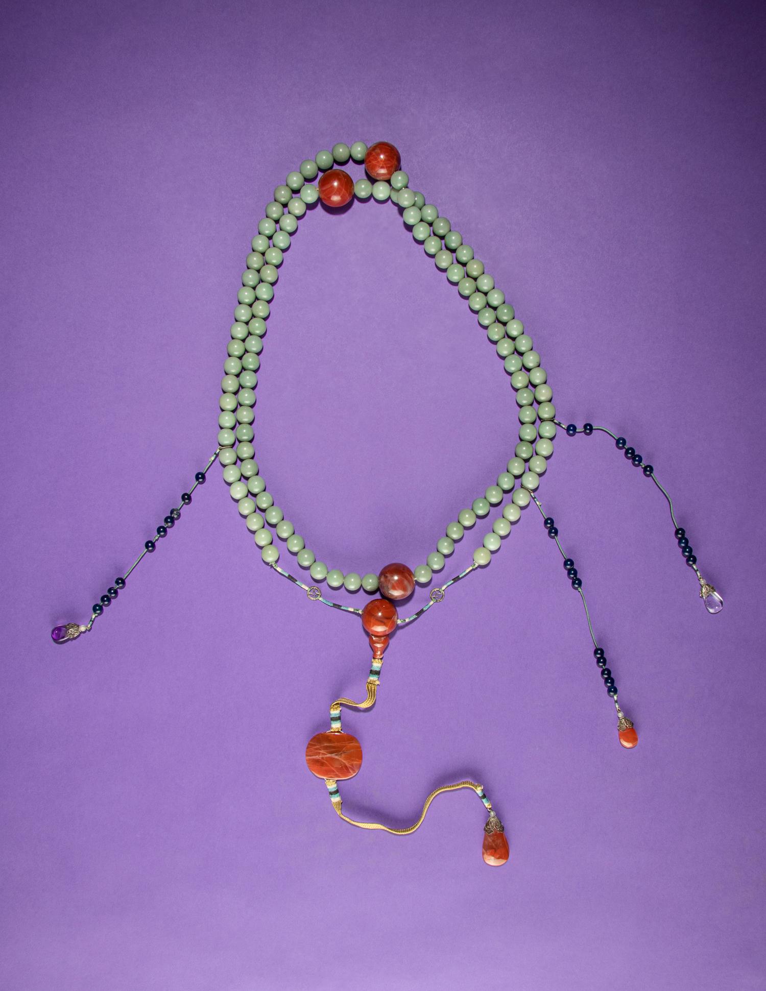 A Celadon Jade and Agate Court Necklace, Chaozhu