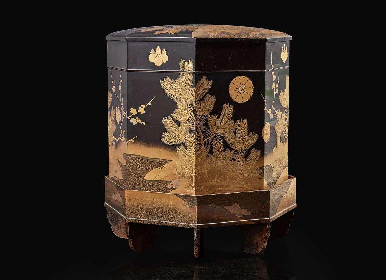 A finely-decorated Japanese lacquer shell game box and stand, Kaioke, Edo period, 18th/19th century 日本漆器盒子及架子 江戶 十八或十九世紀