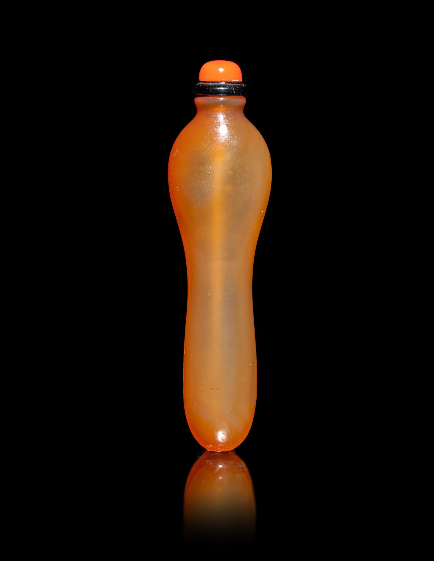 A Chinese Carnelian Agate Slender Gourd-Form Snuff Bottle
