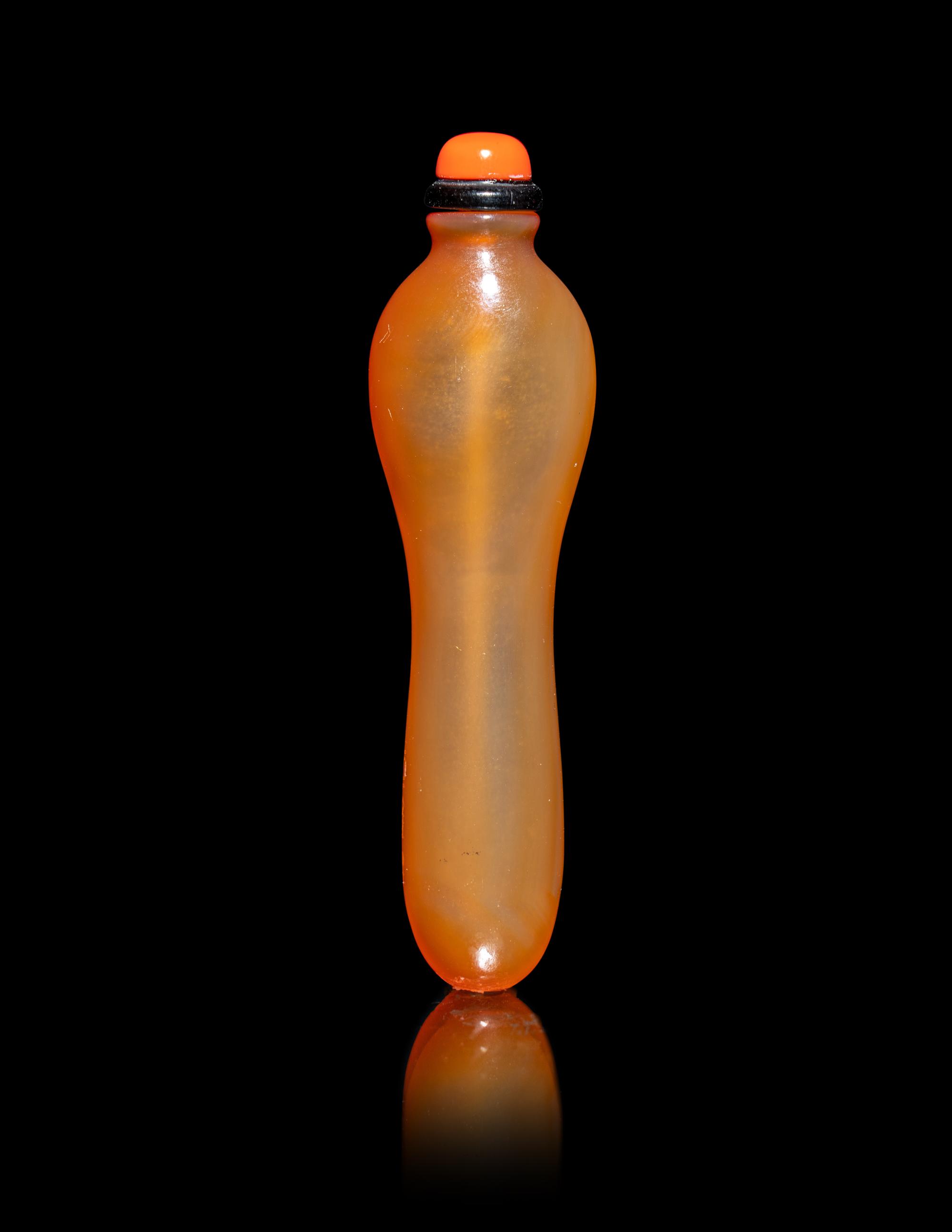 A Chinese Carnelian Agate Slender Gourd-Form Snuff Bottle