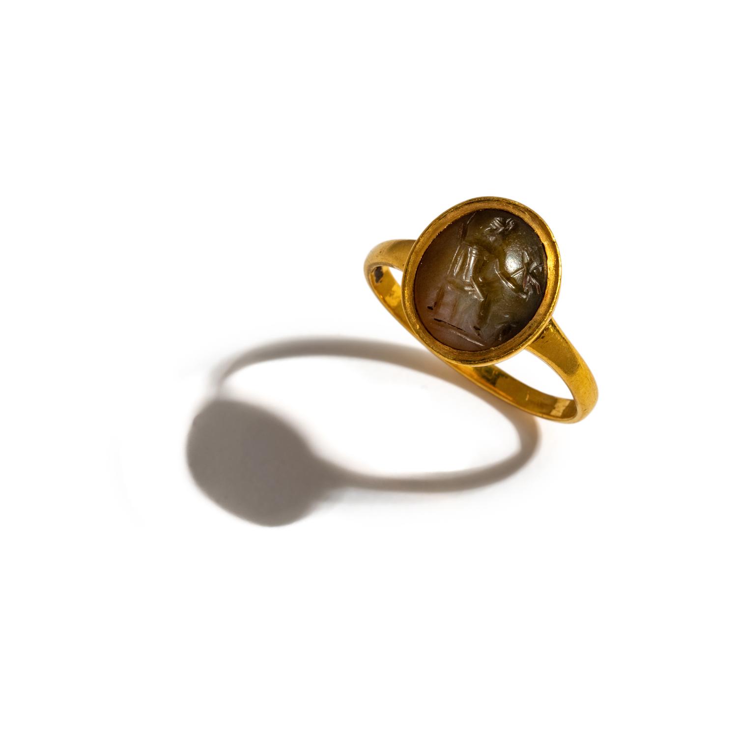 A Roman Chalcedony Ring Stone with the Gods Jupiter and Nike Enthroned — Set in a gold ring