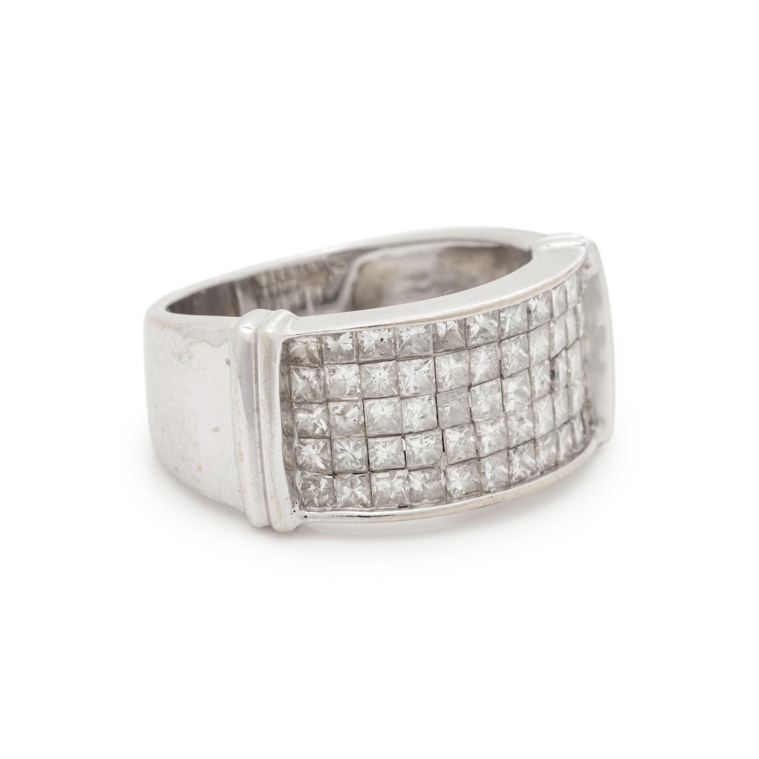 WHITE GOLD AND DIAMOND RING